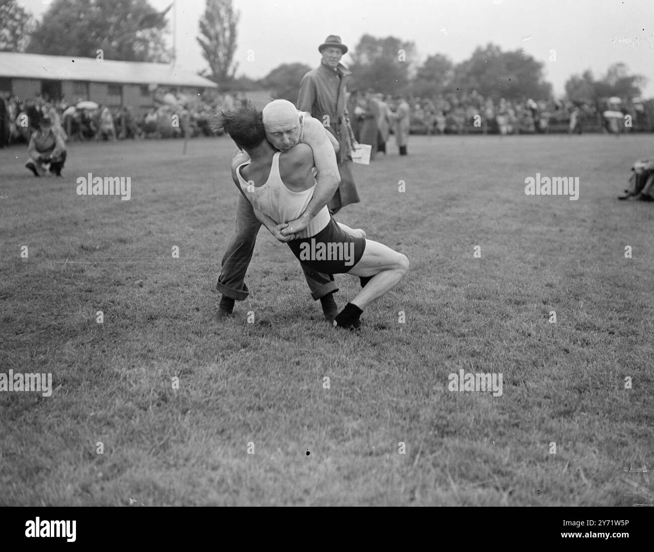 „All in“ Champ bei 70. Das Alter verkrampft nicht den Stil des 70-jährigen Wrestlers George Common aus Harbottle, Northumberland. Zum zweiten Mal in Folge gewann er die Cumberland Wrestling Championship bei Strathallan Gathering, Bride of Allan, Stirlingshire. Er wird gesehen, wie er J Bell, St. Andrews, im letzten Kampf am Samstag wirft. 8. August 1948 Stockfoto