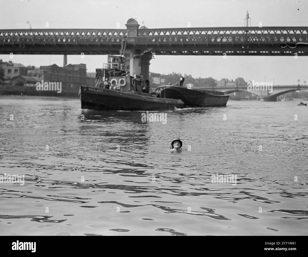 „Wandern“ auf der Themse. Mr. Fearnley Wheatcroft, 52 Jahre alter Harlesden-Ingenieur und Channel-Schwimmer, "lief" heute die Themse hinunter, von Kew zur Wandsworth Bridge, eine Entfernung von 6 Meilen. Mit gefesselten Händen hinter dem Rücken vollendete er seinen Spaziergang in zweieinhalb Stunden. 31. Juli 1948 Stockfoto