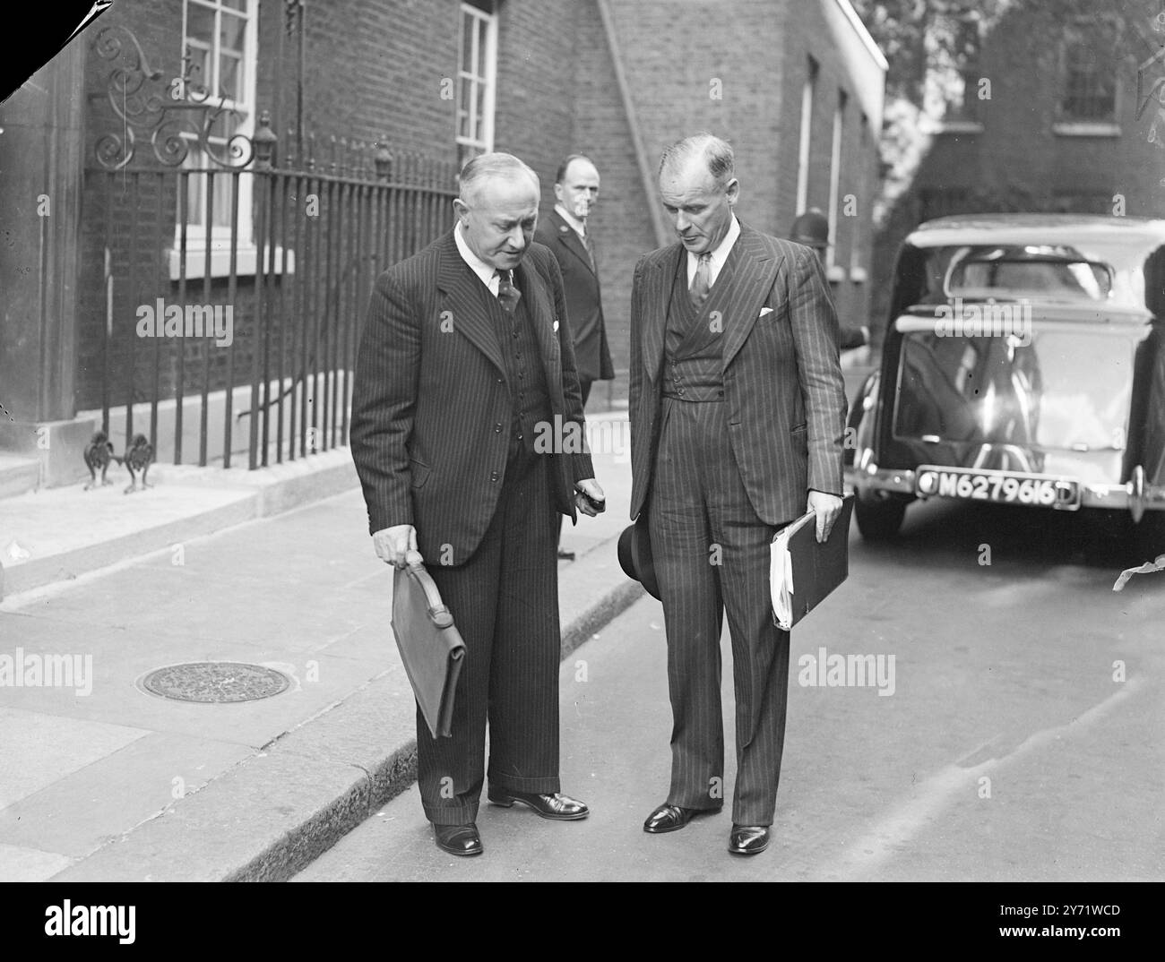 Premierminister ruft zur Kabinettssitzung auf. Der Premierminister, der im St. Mary's Hospital in Paddington heute Nachmittag ein Treffen der Kabinettsminister einberufen hat, die noch in London sind. Früher hatte der Außenminister Ernest Bevin eine Konferenz am Bett mit Herrn Attlee, und es wird angenommen, dass sie den Bericht von Frank Roberts, dem britischen Sonderbeauftragten in Moskau, über das jüngste Gespräch mit Marschall Stalin, und die Entwicklungen, die sich aus dem Treffen ergeben, erörterten. Das Bild zeigt: Herr E Shinwell (links) Kriegsminister und Herr Arthur Henderson, Luftminister, verlassen die Downing Street 10, London, dies danach Stockfoto