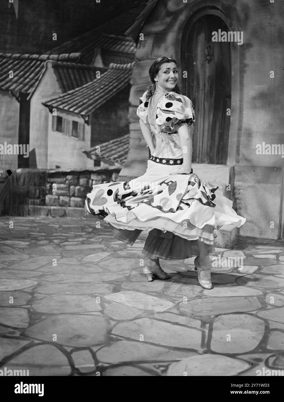 Die spanische Tänzerin feiert ihr Fernsehdebüt. Die hübsche neunzehnjährige spanische Tänzerin Ana Esmeralda wurde in Marokko als Sohn spanischer Eltern geboren und hatte heute ihren ersten Auftritt im Fernsehen in den Alexandra Palace Studios in London. Mit Ana war der Rest ihres Unternehmens, das kürzlich sowohl in Holland als auch in Paris einen großen Erfolg erzielte. Im Bild: Während einer Sequenz aus einem ihrer traditionellen Tänze trägt Ana Esmeralda heute in den Studios des Alexandra Palace ein malerisches Kostüm und eine Mantilla. 30. August 1948 Stockfoto
