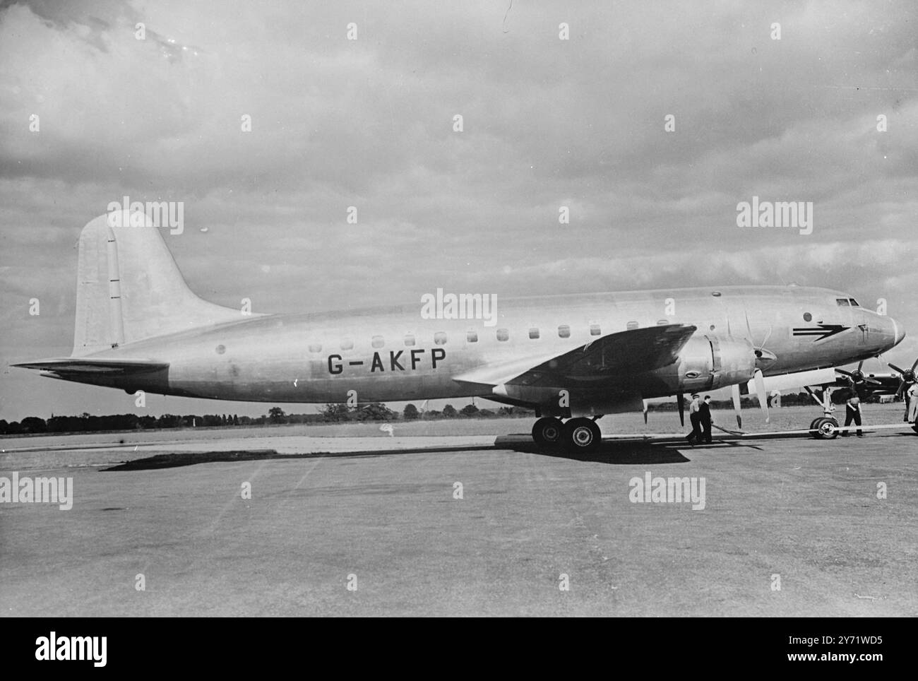 Großbritanniens schnellstes Flugzeug. Die Handley Page Hermes IV, Großbritanniens schnellstes Flugzeug, wird vor dem Flug steuerlich getestet. Letzte Bauabschnitte des 357 km/h. Hermes IV. Waren bemerkenswert für ihre Geschwindigkeit. Der luxuriös ausgestattete Hermes IV kann mit einer Geschwindigkeit von 300 km/h und einer Reichweite von mehr als 3.600 km fahren. Er ist voll unter Druck gesetzt, verfügt über ein dreirädriges Fahrwerk und viele neue Merkmale, die für seinen Betrieb auf den Empire-Strecken, für die er entworfen wurde, gut verheißen. Das Bild zeigt: Das Flugzeug Hermes IV. Die Lieferung von 25 dieser Flugzeuge wird voraussichtlich früh im nächsten Jahr beginnen Stockfoto