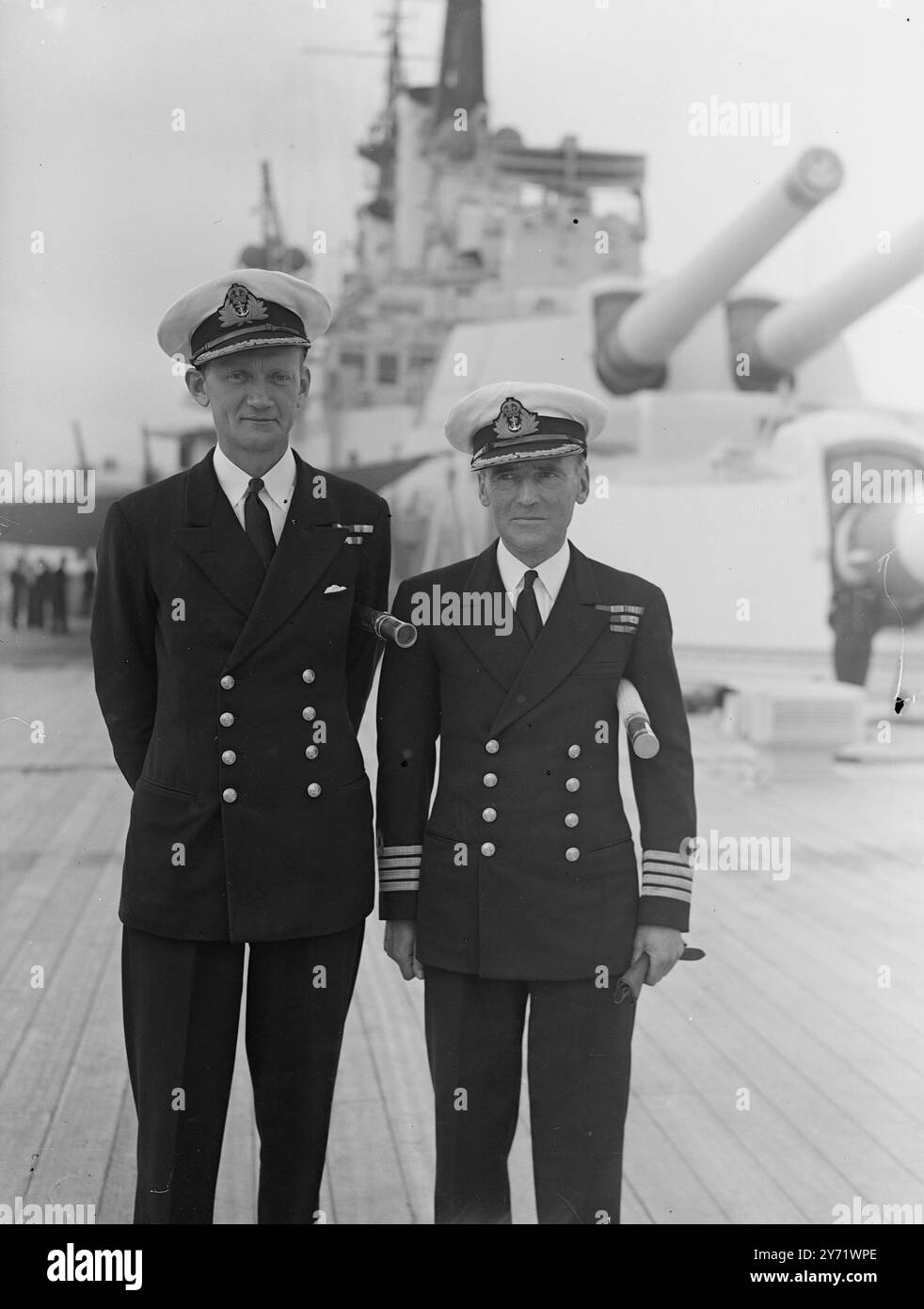 Avantgarde bereitet sich auf die Royal Australian Tour vor. Die Besatzung der HMS Vanguard freut sich mit großer Vorfreude auf die Royal Tour durch Australasien im nächsten Jahr und ist zu Recht stolz auf ihre Verbindung mit diesem großartigen Schiff, das jetzt in der Weymouth Bay (Dorset) liegt. Vor einer Shakedown-Kreuzfahrt nach Gibraltar und Malta am nächsten Freitag. Das Schiff erhält den letzten Schliff für die Tour, die sie zurück nach Devonport bringt. Das Bild zeigt: Captain F R Parham, DSO, aus Bath, mit Commander D P Trockner, aus Shedfield, Hampshire. 10. September 1948 Stockfoto