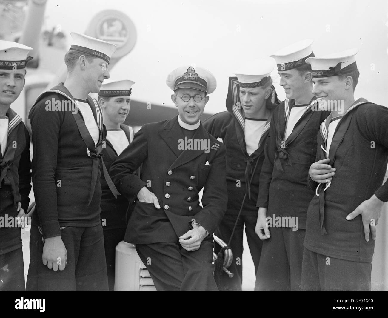 Avantgarde bereitet sich auf die Royal Australian Tour vor. Die Besatzung der HMS Vanguard freut sich mit großer Vorfreude auf die Royal Tour durch Australasien im nächsten Jahr und ist zu Recht stolz auf ihre Verbindung mit diesem großartigen Schiff, das jetzt in der Weymouth Bay (Dorset) liegt. Vor einer Shakedown-Kreuzfahrt nach Gibraltar und Malta am nächsten Freitag. Das Schiff erhält den letzten Schliff für die Tour, die sie zurück nach Devonport bringt. Das Bild zeigt: Ship Champlain Rev. Douglas Warstall von London 10. September 1948 Stockfoto