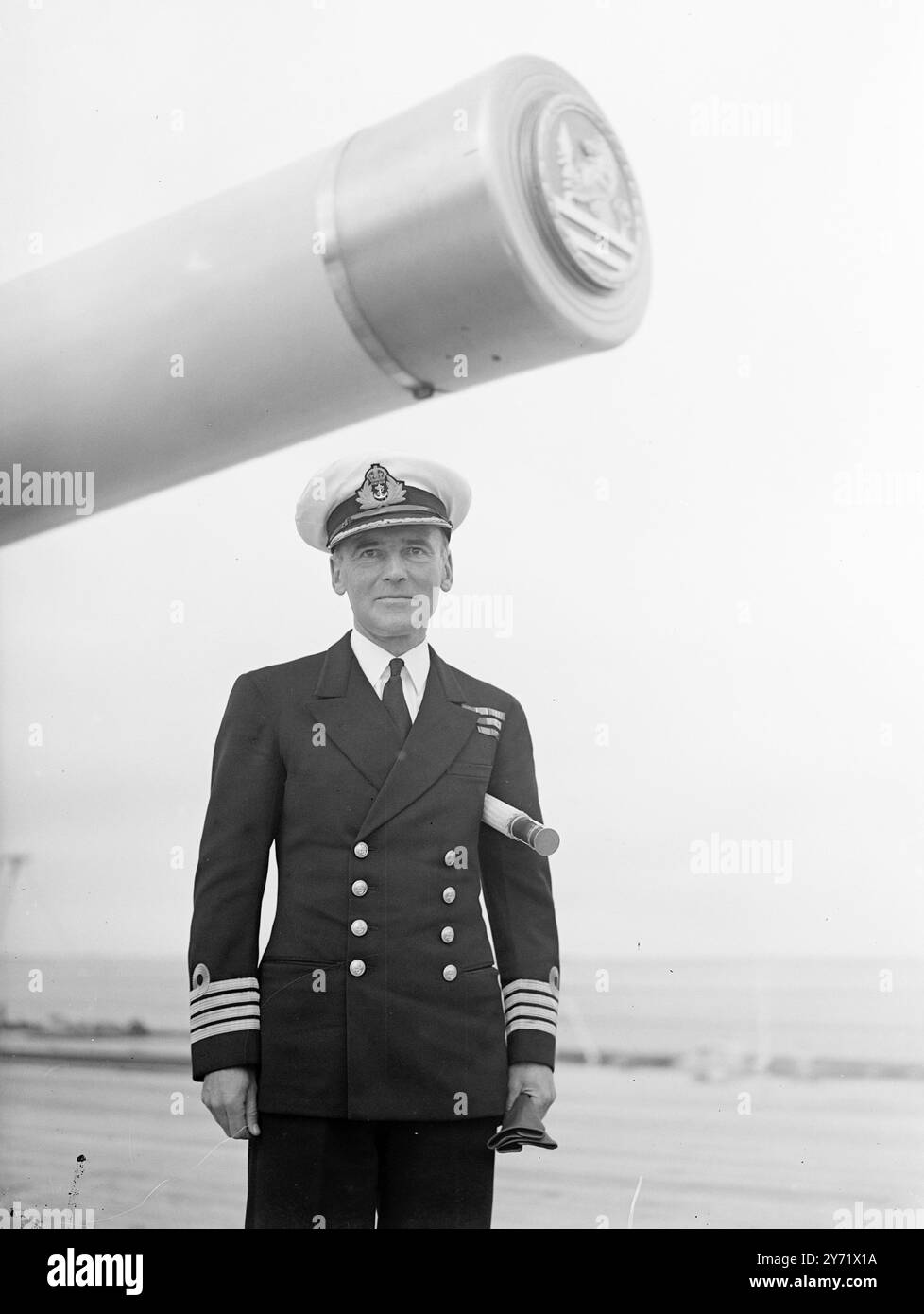 Avantgarde bereitet sich auf die Royal Australian Tour vor. Die Besatzung der HMS Vanguard freut sich mit großer Vorfreude auf die Royal Tour durch Australasien im nächsten Jahr und ist zu Recht stolz auf ihre Verbindung mit diesem großartigen Schiff, das jetzt in der Weymouth Bay (Dorset) liegt. Vor einer Shakedown-Kreuzfahrt nach Gibraltar und Malta am nächsten Freitag. Das Schiff erhält den letzten Schliff für die Tour, die sie zurück nach Devonport bringt. Das Bild zeigt: Captain F R Parham, DSO, aus Bath, der das Schlachtschiff kommandiert und während der königlichen Touren kommandiert. 10. September 1948 Stockfoto