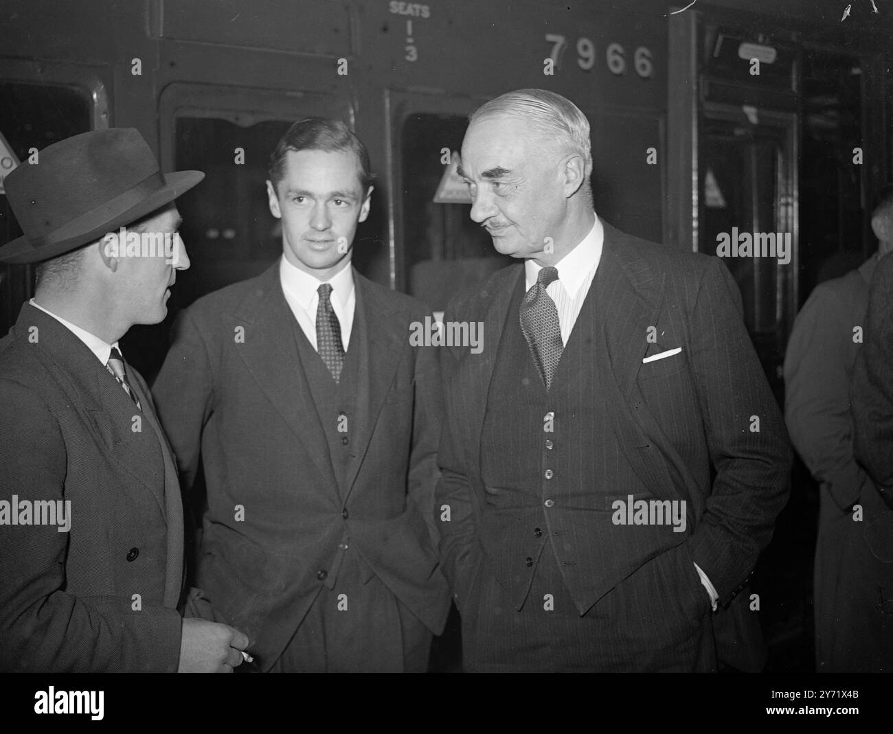 Das M.C.C. Team geht nach Südafrika. Zum dritten Mal seit dem Krieg reiste heute ein M.C.C. Team zu einer Testtour ab. Die beiden bisherigen Tourneeteams konnten nur ein Spiel der ersten Klasse gewinnen. Das Team wird von F.. G Mann, der Kapitän von Middlesex, sein Vater, Mr. F T Mann, ebenfalls ein ehemaliger Kapitän von Middlesex, führte 1922 die englische Mannschaft gegen Südafrika an. Die berühmten Bedser Zwillinge waren auch bei der M.C.C. Party - Alec spielte für England und Eric für einen Trainertermin. Das Bild zeigt: F G Mann (Mitte) der Middlesex Kapitän und Anführer des M.C.C. Teams, plaudert mit seinem Vater F. T man Stockfoto