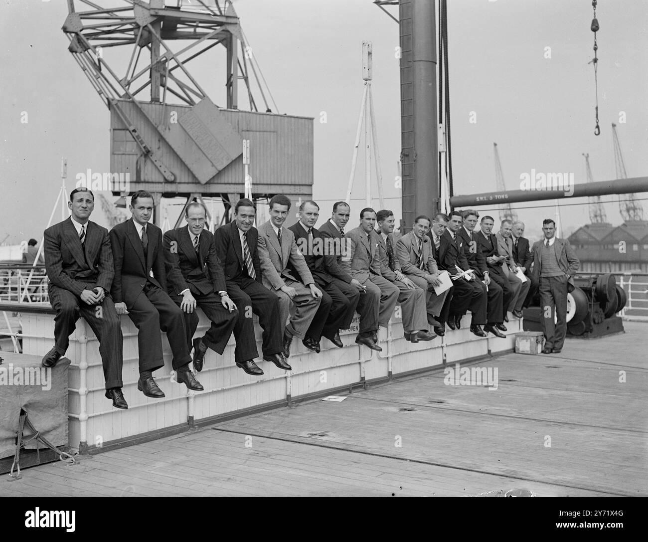 Das M.C.C. Team geht nach Südafrika. Zum dritten Mal seit dem Krieg reiste heute ein M.C.C. Team zu einer Testtour ab. Die beiden bisherigen Tourneeteams konnten nur ein Spiel der ersten Klasse gewinnen. Das Team wird von F.. G Mann, der Kapitän von Middlesex, sein Vater, Mr. F T Mann, ebenfalls ein ehemaliger Kapitän von Middlesex, führte 1922 die englische Mannschaft gegen Südafrika an. Die berühmten Bedser Zwillinge waren auch bei der M.C.C. Party - Alec spielte für England und Eric für einen Trainertermin. Das Bild zeigt: Das M.C.C-Team sitzt heute auf den Schienen des Durban Castle in Southampton. 7. Oktober 1948 Stockfoto
