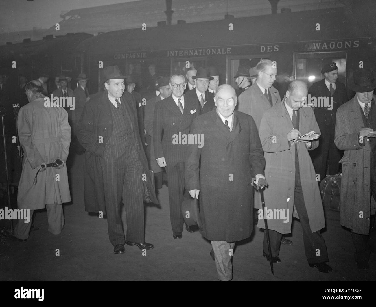 Der kanadische Premierminister Mackenzie King (mit Rohrstock) ist heute Morgen in Victoria Station in London angekommen, um an der Konferenz der Premierminister des Dominion in der nächsten Woche teilzunehmen. 6. Oktober 1948 Stockfoto