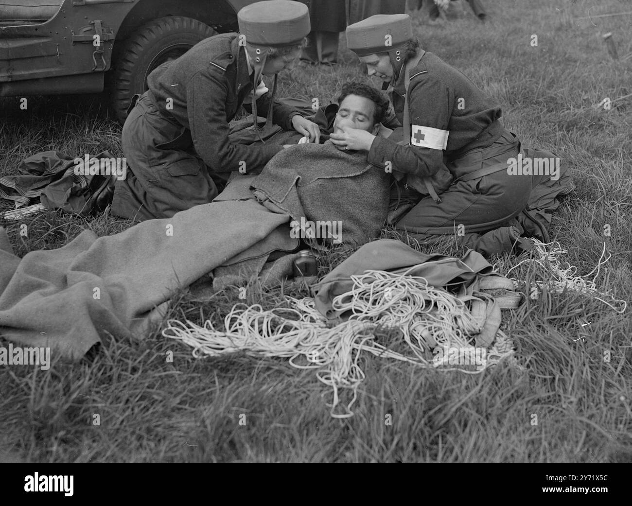 Fallschirmtraining für das medizinische Team die Royal Air Force hat mit der Ausbildung von kompletten medizinischen Teams begonnen, um mit dem Fallschirm zu fallen, um Opfer zu beobachten, die von Bodenparteien nicht leicht erreicht werden können. Das erste dieser Teams, bestehend aus einem medizinischen Offizier, vier Pflegeschwestern des Princess Mary's RAF Nursing Service und vier RAF Pfleger, absolviert eine Ausbildung an der Nr. 1 Fallschirmspringer and Glider School in Upper Heyford. An der Übung nimmt Air Vice Marshal P. Teil C Livingston, Generaldirektor der RAF Medical Services, und Miss HW Cargill, Marton-in-Chief P.M.R.A.F. Picture zeigt: Schwester Stockfoto