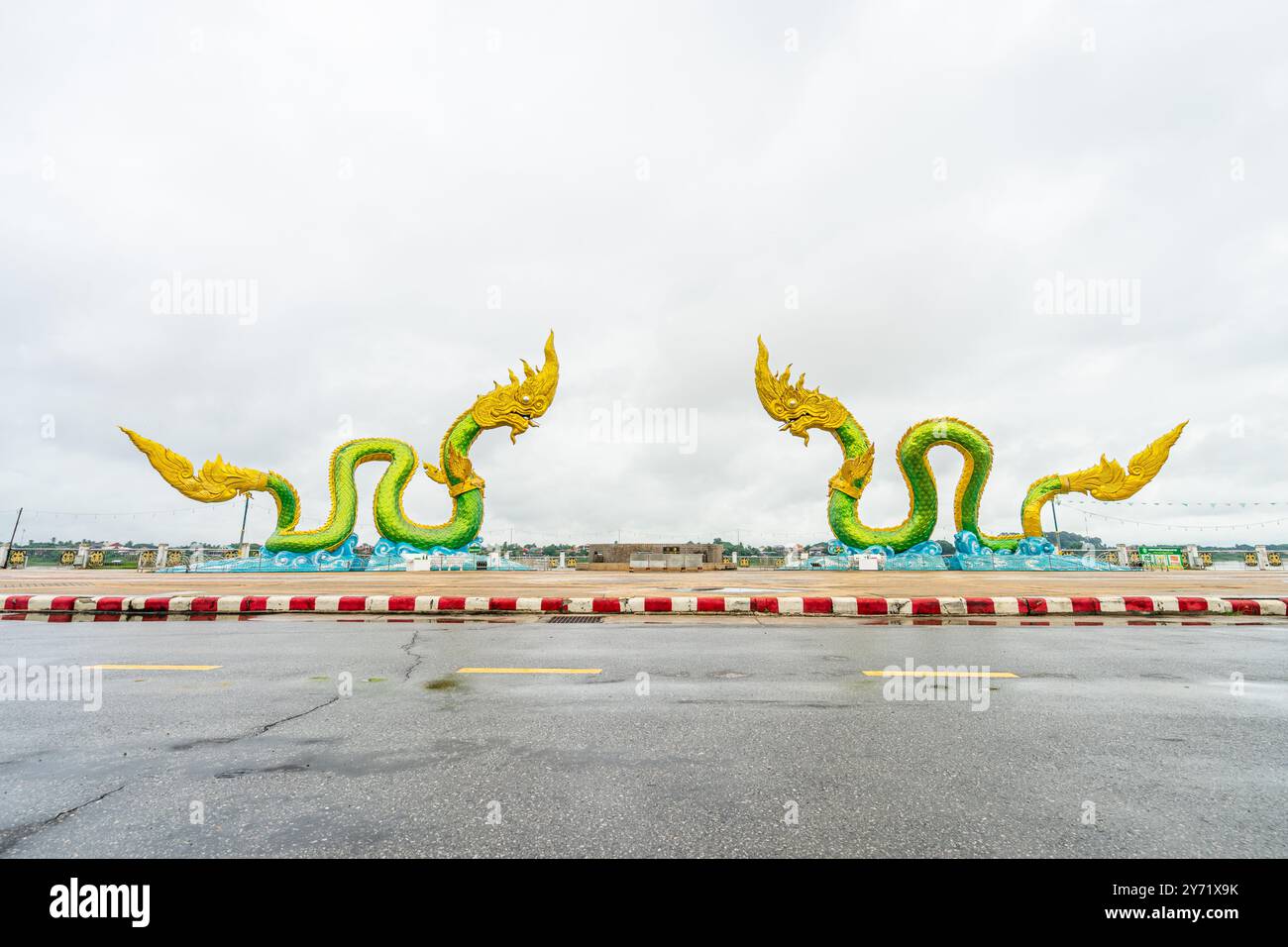 Die Naga-Statue in Nongkhai, Thailand, ist eine atemberaubende Darstellung einer mythischen Schlange, die tief in der lokalen Kultur und religiösen Überzeugungen verwurzelt ist. Stockfoto