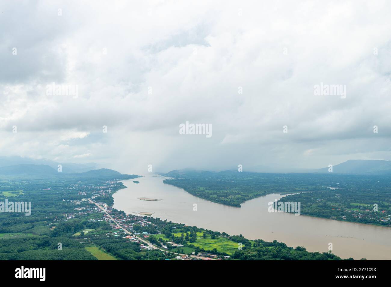 Der Mekong River, der durch Nongkhai in Thailand fließt, ist ein atemberaubendes Reiseziel, das die Essenz landschaftlicher Schönheit und kultureller Reichtum verkörpert. Stockfoto