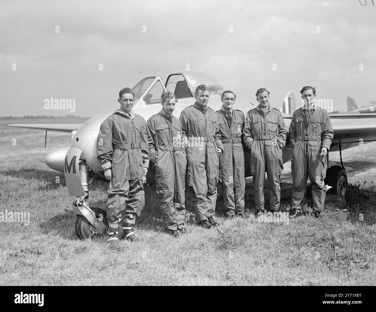 'Vampire over the Sea' - RAF macht die erste Jetüberquerung. Die erste Atlantiküberquerung mit Jet-Flugzeugen wird von sechs de Havilland Vampire 3, der No.54 Squadron der Royal Air Force, durchgeführt, wenn sie ihre Basis in Hampshire am 1. Juli nach Kanada und den USA verlassen. Die Reise erfolgt in „Hopfen“ über eine Entfernung von 3.540 Meilen. Zusätzlich zu Kunstflugvorführungen in Kanada und den USA werden die Vampire an Luftunterstützung und Abhörübungen der US Air Force teilnehmen. Die Piloten tragen spezielle Taucheranzüge, die von der Marine ausgeliehen werden, um vor einer Landung auf See zu schützen. Das Bild zeigt: 'Jet-Jockeys' - links nach r Stockfoto