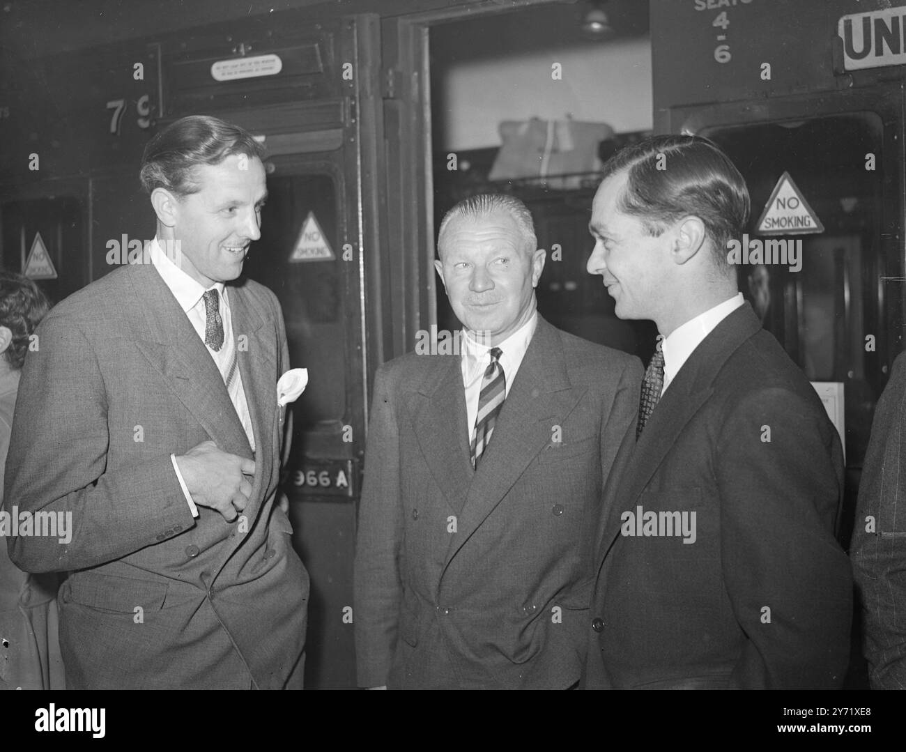 Das M.C.C. Team geht nach Südafrika. Zum dritten Mal seit dem Krieg reiste heute ein M.C.C. Team zu einer Testtour ab. Die beiden bisherigen Tourneeteams konnten nur ein Spiel der ersten Klasse gewinnen. Das Team wird von F.. G Mann, der Kapitän von Middlesex, sein Vater, Mr. F T Mann, ebenfalls ein ehemaliger Kapitän von Middlesex, führte 1922 die englische Mannschaft gegen Südafrika an. Die berühmten Bedser Zwillinge waren auch bei der M.C.C. Party - Alec spielte für England und Eric für einen Trainertermin. Das Bild zeigt: Mr. A Crawford White (News Chronicle) plaudert mit Brigadier M Green, der die Tour leitet, und F. G Stockfoto