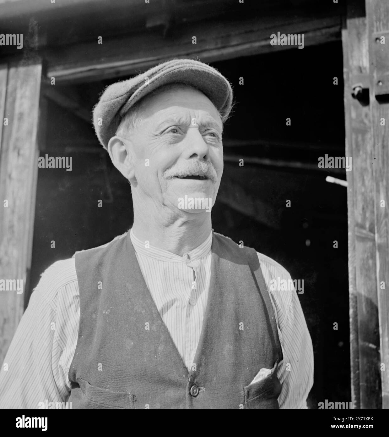 Silas Saunders. Herr Silas Saunders war der letzte Stuhlbodger, der Möbelbeine und Leitersprossen auf einer Stangendrehmaschine drehte. Die Drehmaschine und die Werkzeuge von Silas befinden sich heute im Rural History Museum in Woodstock. Stockfoto