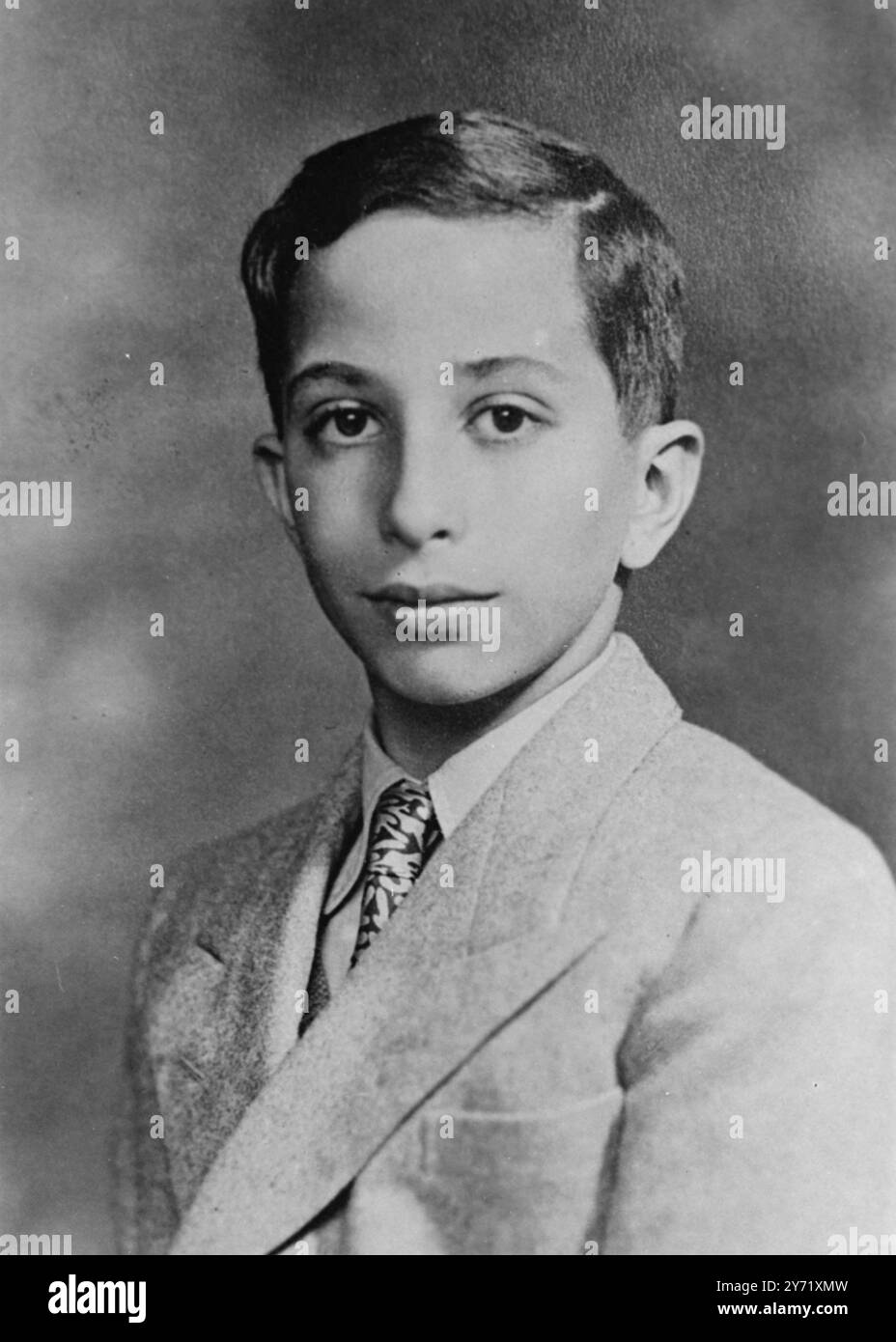 KÖNIG FEISAL VOM IRAK BOY HERRSCHER FÜHRT DEN ARABISCHEN STAAT AN . Der dreizehnjährige KÖNIG FEISAL II ist der 13-jährige KÖNIG FEISAL II . DER Herrscher des mächtigen arabischen Staates IRAK , der in seinem Heimatland in Ruhe und Ruhe die Sandroyd Preperatory School studiert , 32 Meilen von Salisbury entfernt und weit entfernt von diesem in seiner Heimat wütenden Kriegsfieber ist . Der Knabenkönig , der nach dem Tod seines Vaters Kinf Ghazi vom Thron kam , wird von seinem Onkel , dem Emir Abdul Ilah , der als Regent fungiert , bei der Herrschaft über sein Königreich unterstützt . Als Mitglied der Arabischen Führung steht DER IRAK am Rande des Heiligen Krieges , der Palästina zu verschlingen droht . DAS BILD ZEIGT :- KÖNIG FEISAL II . vom Irak . Stockfoto