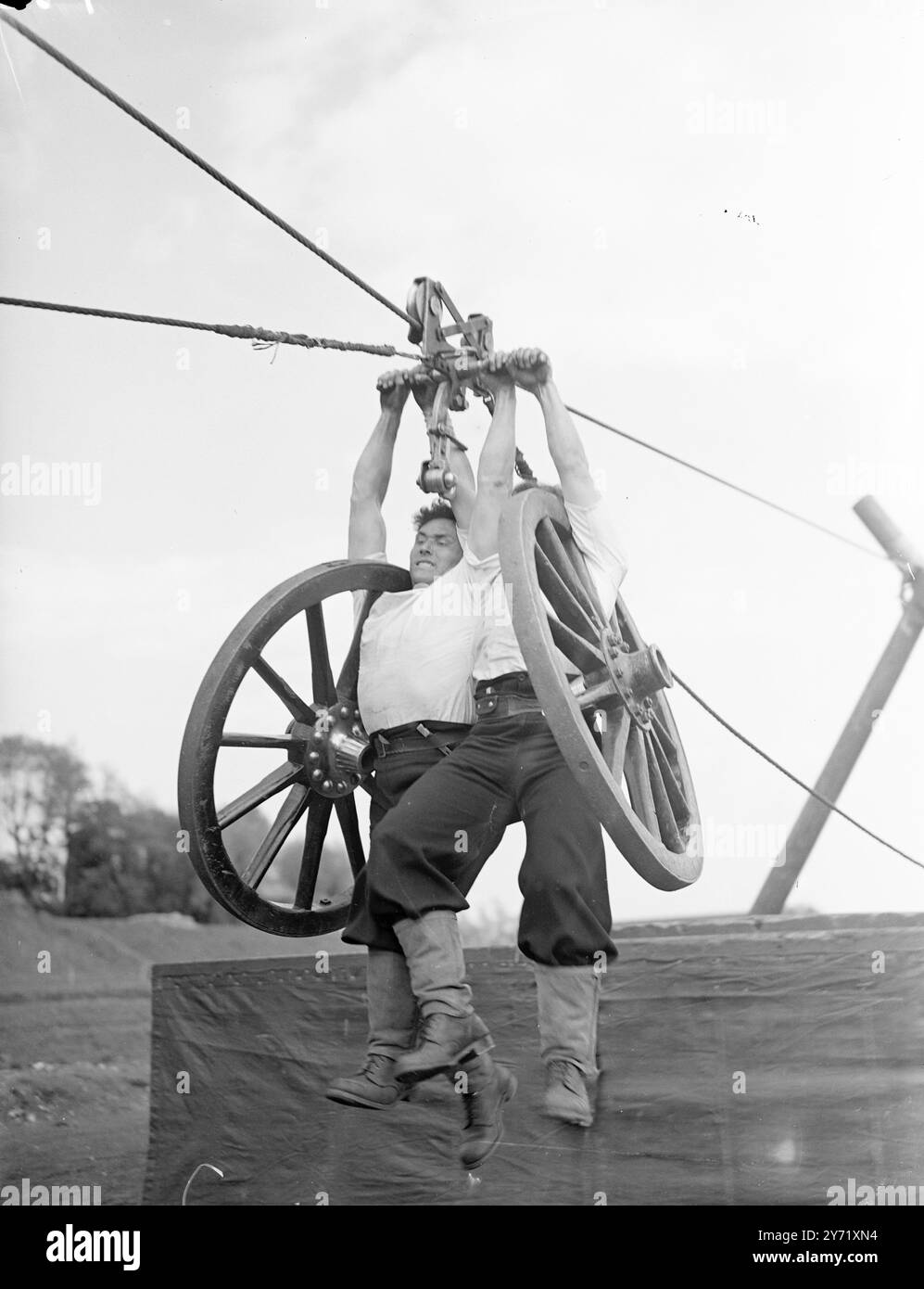 "ALLE HÄNDE HOCH" DAS KÖNIGLICHE TURNIER zu Hause auf dem Deck eines Kriegsschiffs der winkenden Spatel hoch, diese Männer der Royal Navy von Portsmouth, die heute beim diesjährigen Olympischen Royal Tournament in Portsmouth zu sehen waren. Mai 1948 Stockfoto