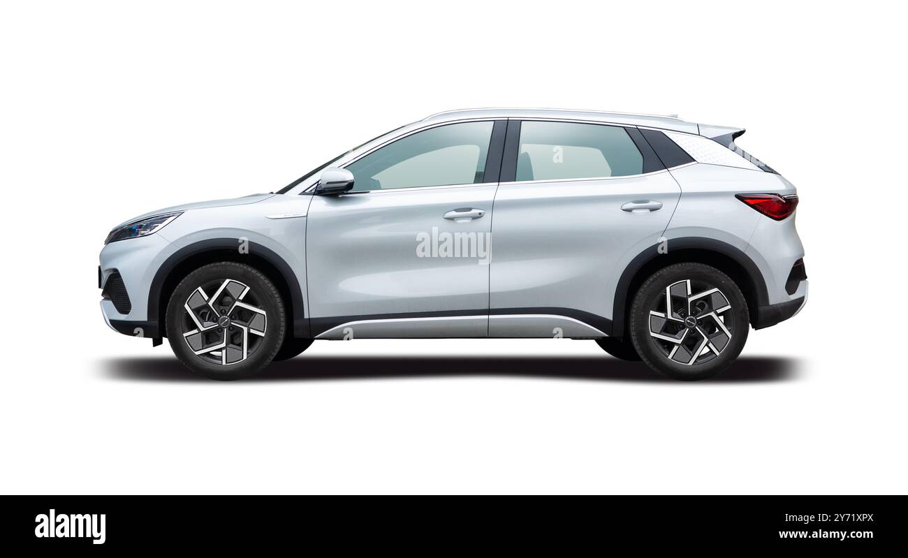 BYD Atto 3 Elektro-SUV-Auto, Seitenansicht isoliert auf weißem Hintergrund Stockfoto