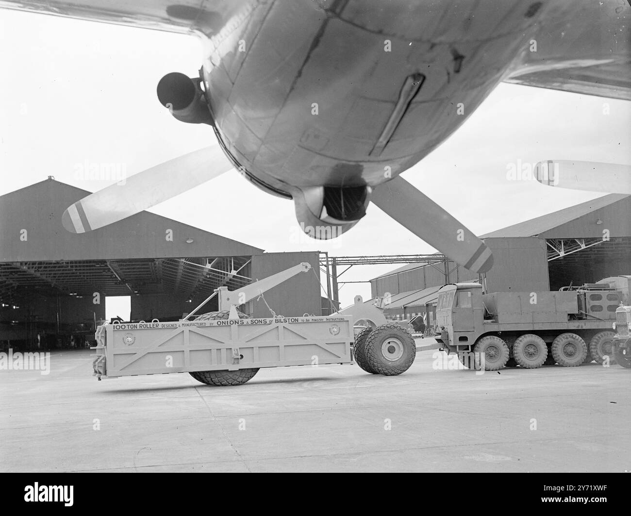 DIE BOMBENPRÜFUNG am Flughafen London erschien etwas Neues in der modernen Maschine , in Form einer großen Maschine , die die Landebahnen testen wird , indem sie die Landung der schwersten Flugzeuge nachbildet . Die Maschine wurde nach den Spezifikationen des Luftministeriums gebaut und ist ca. 30 m lang und 8 Fuß hoch und verfügt über Luftreifen mit einem Durchmesser von 8' 6'. Ein Traktor mit 300 PS wird verwendet, um die Maschine an ihren Standort zu schleppen. 29. April 1948 Stockfoto