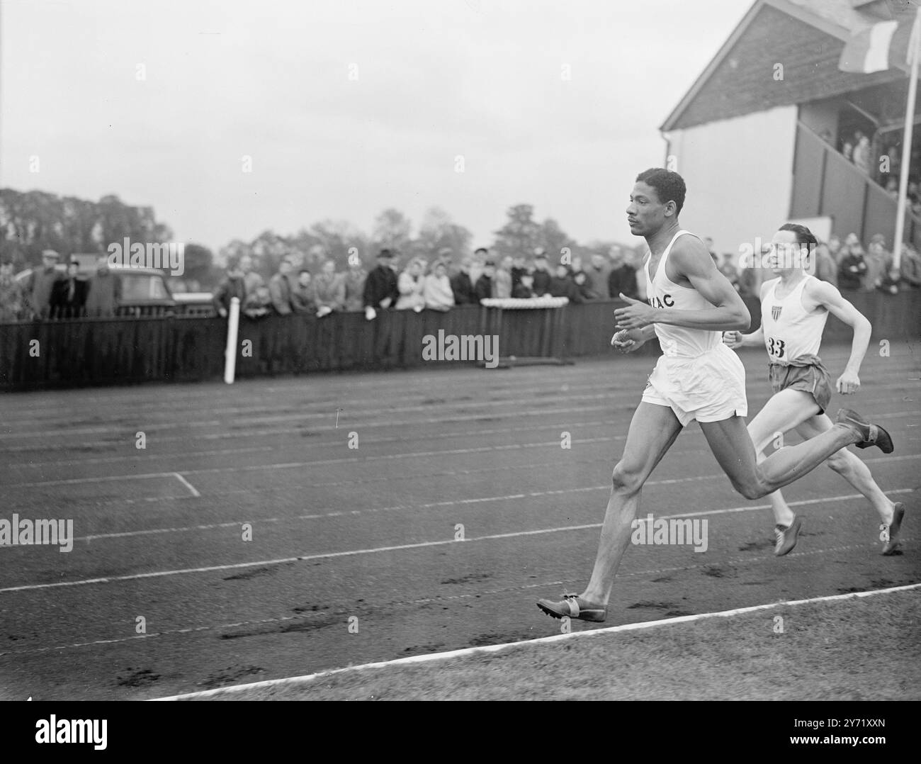 LEICHTATHLETIK : LONDON gegen PARIS: Zwei französische Teams, eines repräsentierte die Universität Paris, das andere bestand aus Pariser Schülern, trafen heute Nachmittag bei einem Leichtathletiktreffen im Motspur Park in London gegen die Universität London und die London Schools. Ein interessantes Merkmal des Treffens war, dass alle Veranstaltungen aus Respekt vor dem Wettkampf der Olympischen Spiele über metrische Distanzen geführt wurden. DAS BILD ZEIGT: Jamaikanischer Flyer! K S Winter , ein britischer Olympiasieger Hope , zeigt klassischen Stil, als er heute bei der 800 Meter langen Veranstaltung der Universität im Motspur Park führt. Er ist vor J.. RASSE ( PARIS ) W Stockfoto