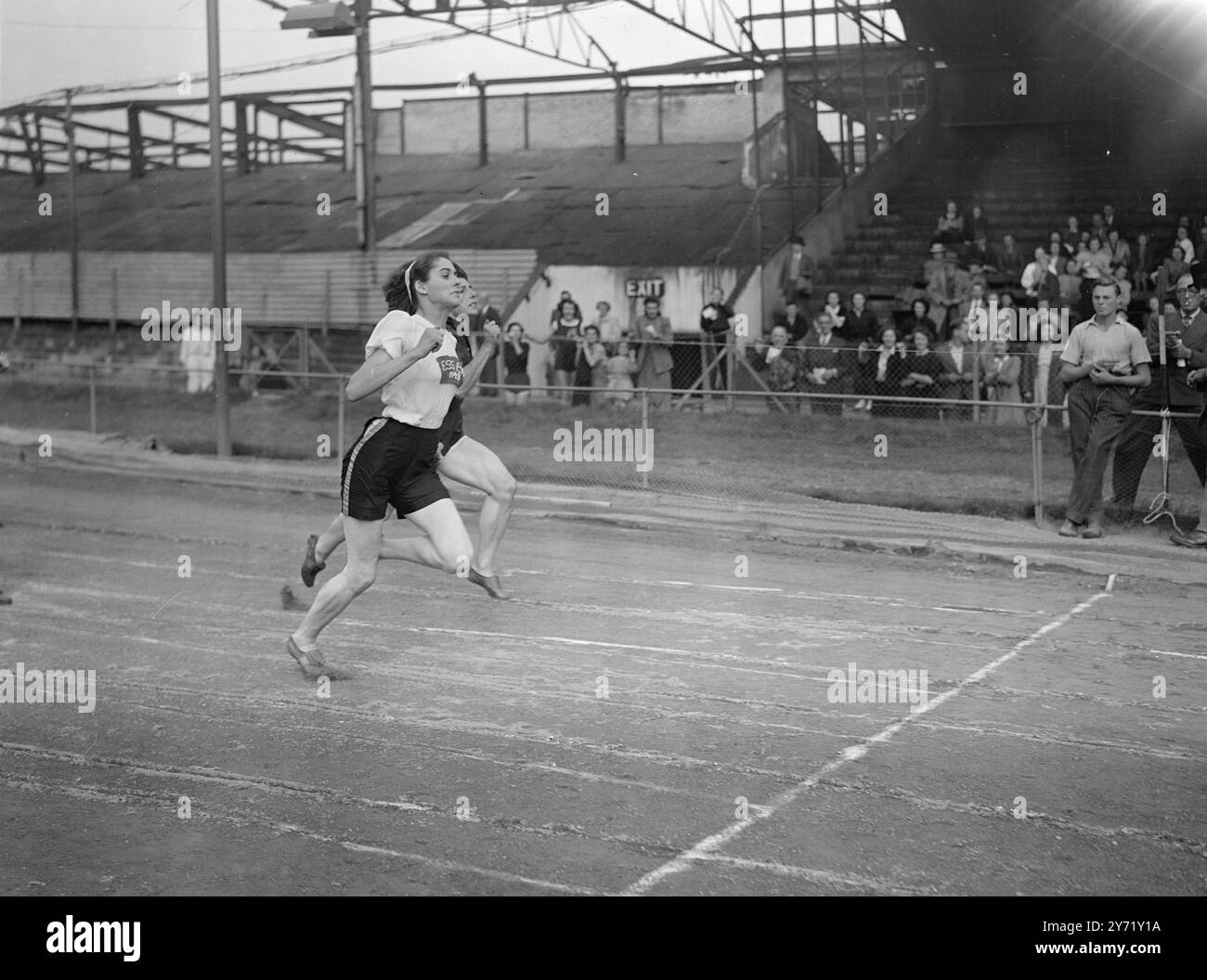 OLYMPIA gewinnt WINS WOMEN's INTER-COUNTY ATHLETICS Miss DOROTHY MANLEY, 21-jährige Schriftstellerin in Old City , die bei den Olumpic Games die zweite nach Fanny Blankers-Koen aus Holland war, gewinnt die 100 Yards in der Southern Counties Woman's A.A., in Wimbledon Staduim von B. BRICKWOOD von Surrey . September 1948 Stockfoto