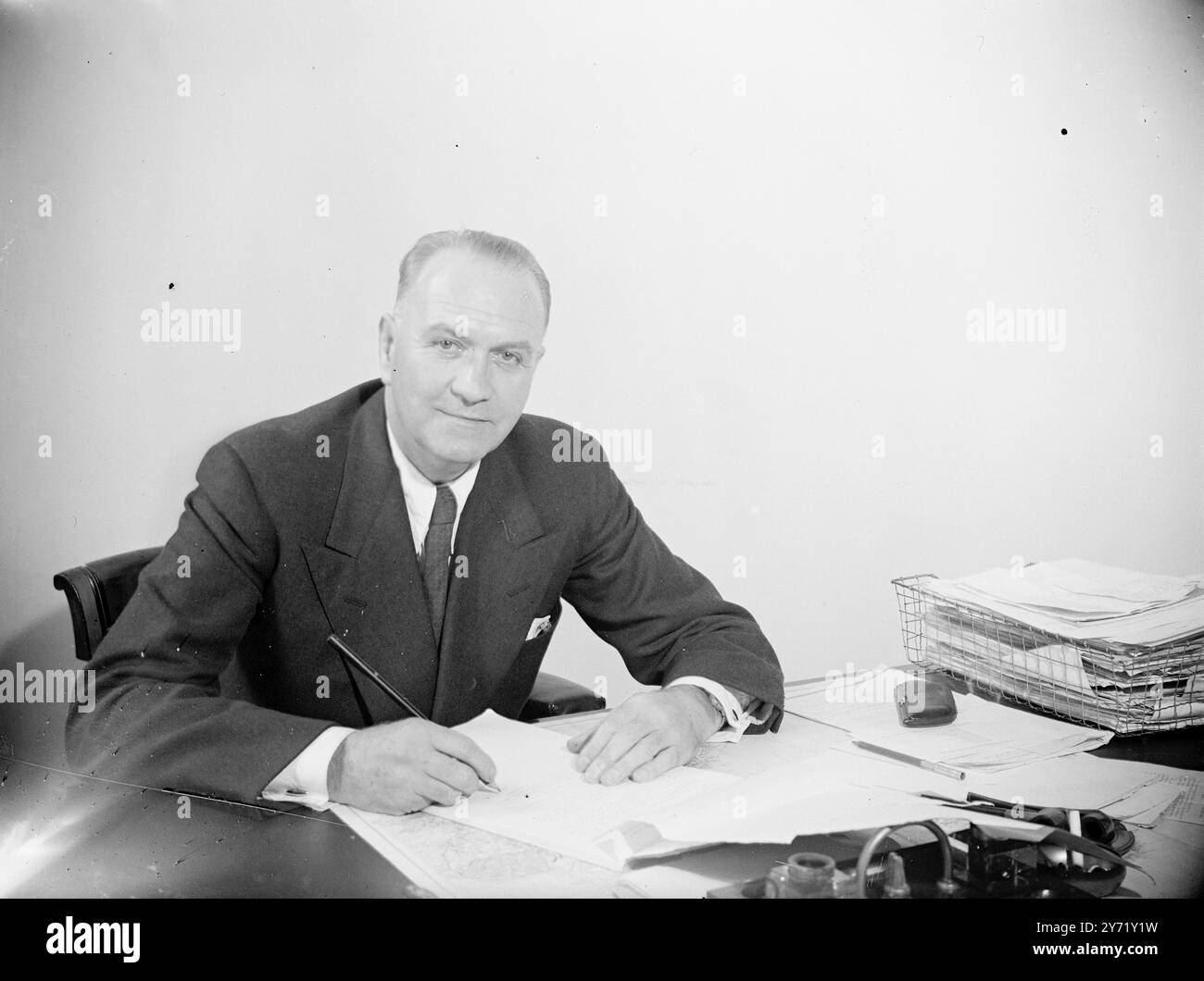 EXPERTE FÜR ZIVILSCHUTZ. Major General S.F. Irwin , ehemaliger Stabschef der 14. Armee , der jetzt 53 Jahre alt ist und 1914 als Privat zu den London Irish Rifles kam, ist einer der drei Zivilschutzexperten, die dem Verteidigungskomitee der Regierung am 15. September 1948 neue Pläne für den Zivilschutz vorgelegt haben Stockfoto