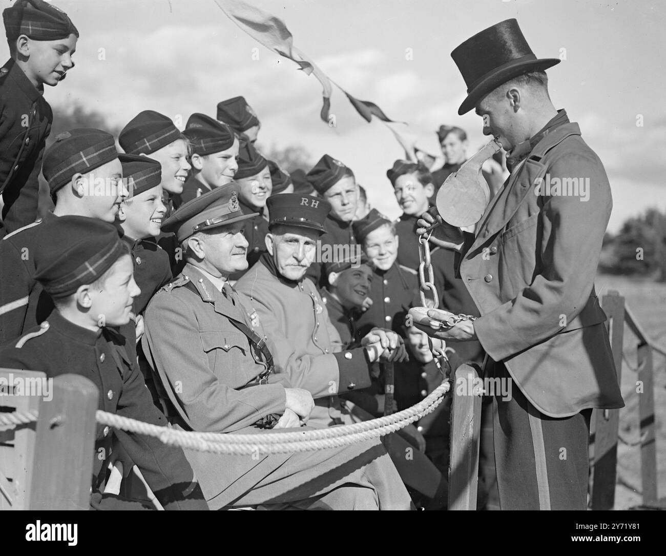 Das Longmoor Camp, Transportation Centre of the Royal Engineers, in der Nähe von Liss (Hants), war heute schwul mit Fahnen und Fahnen, als die Ingenieure der Öffentlichkeit zu Hause waren. General Sir William Slim, ehemaliger Befehlshaber der alliierten Landstreitkräfte in S. E . Asien und jetzt stellvertretender Vorsitzender der Eisenbahndirektion , kam zur Show als Hon . Colonel der R.E. Supplementary Reserve . Er nannte eine Lokomotive Tobruk, denn sie war die letzte Lokomotive, die aus dieser Stadt kam. DAS BILD ZEIGT: General Slim fährt mit einem Chelsea Rentner und CPL.J.T mit dem altmodischen Zug Stockfoto