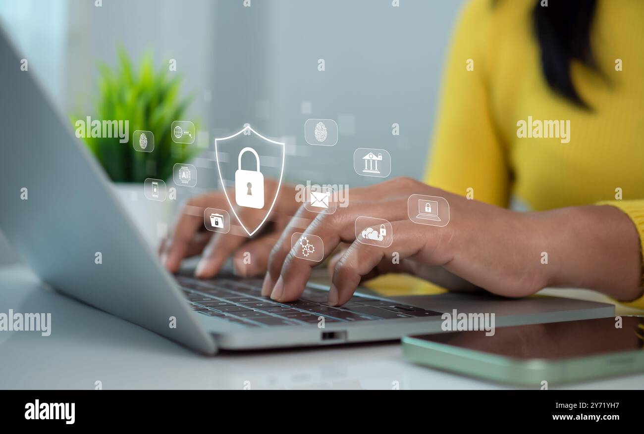 Cybersicherheit und globales Netzwerksicherheitskonzept, Geschäftsfrau schützt persönliche Daten auf Computer mit virtueller Schnittstelle, Internet-Sicherheit Stockfoto