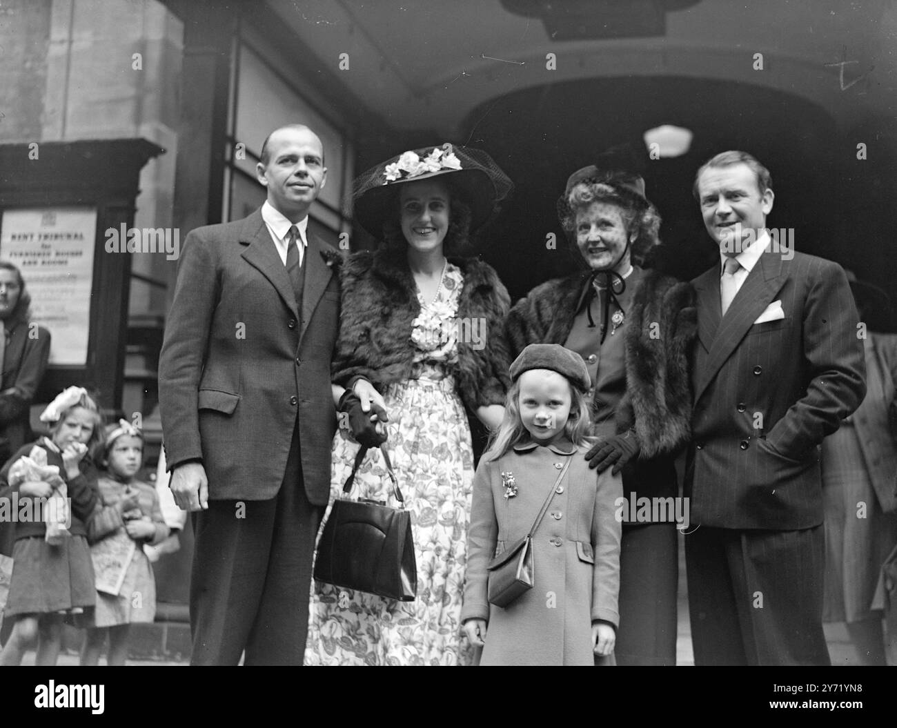 FILMSTAR GAST BEI der HOCHZEIT, wenn Mrs. AGNES WEEDON heiratete Major ANTHONY HEWITT vom Middlesex Regiment in Caxton Hall in London, einer der Gäste bei der Hochzeit war Filmschauspieler John Mills . Die Braut ist die Schwester seiner Frau und vor siebeneinhalb Jahren heiratete der Filmstar Miss Mary Hayley Bell in Caxton Hall - seitdem ist er als Dramatiker berühmt geworden . DAS BILD ZEIGT:- in dieser Gruppe nach der Hochzeit stehen Braut und Bräutigam , Julia , Tochter von Mr. Und Mrs. John Mills hinter ihr . September 1948 Stockfoto