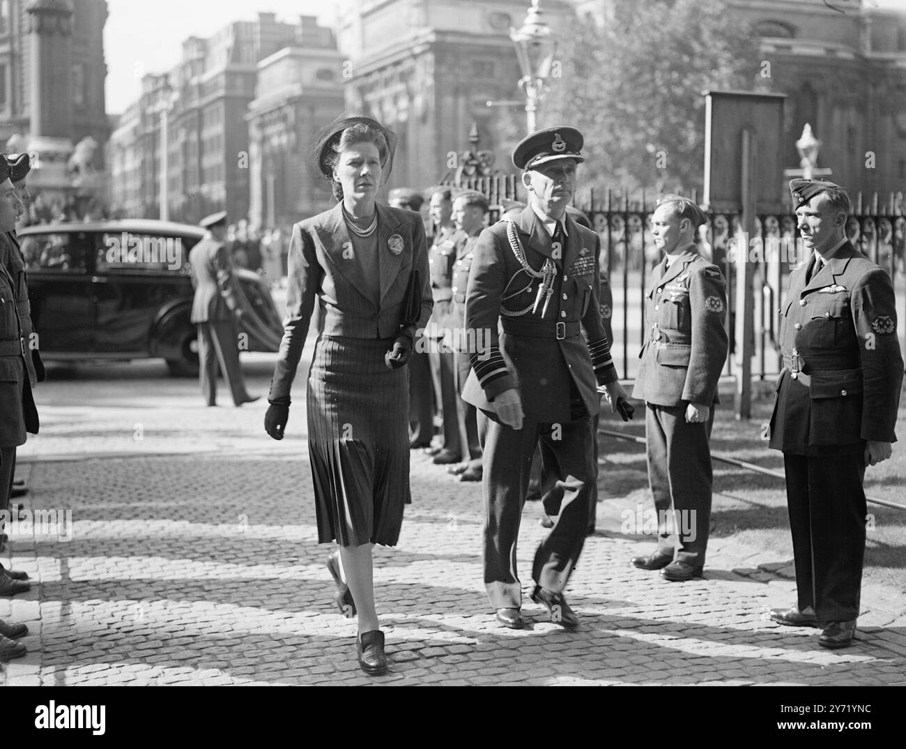 THANKSGIVING-DIENST IM GEFECHT GROSSBRITANNIENS. Die diesjährige Schlacht um Großbritannien in Westminster Abbey, London, wurde mit einer Trompetenfanfare von Mitgliedern der R.A.F. Central Band aas eröffnet. Drei Veteranen der Schlacht trugen den R.A.F. Fähnrich von der Great West Door to the Sanctuary , wo der Dekan, der sehr Reverend A.C. Don, der Dean, der erste war. Legte es auf den Altar und gab es am Ende des Gottesdienstes zurück, als es zur Westtür getragen wurde. Das Fähnrich wurde von Wing Commander R. getragen Berry , D.S.O. O.B.E. D.F.C., begleitet von Squadron Leader L.H.Bartlett , D.S.O. und Navigator I.W.R.COX . Eine Parade Stockfoto