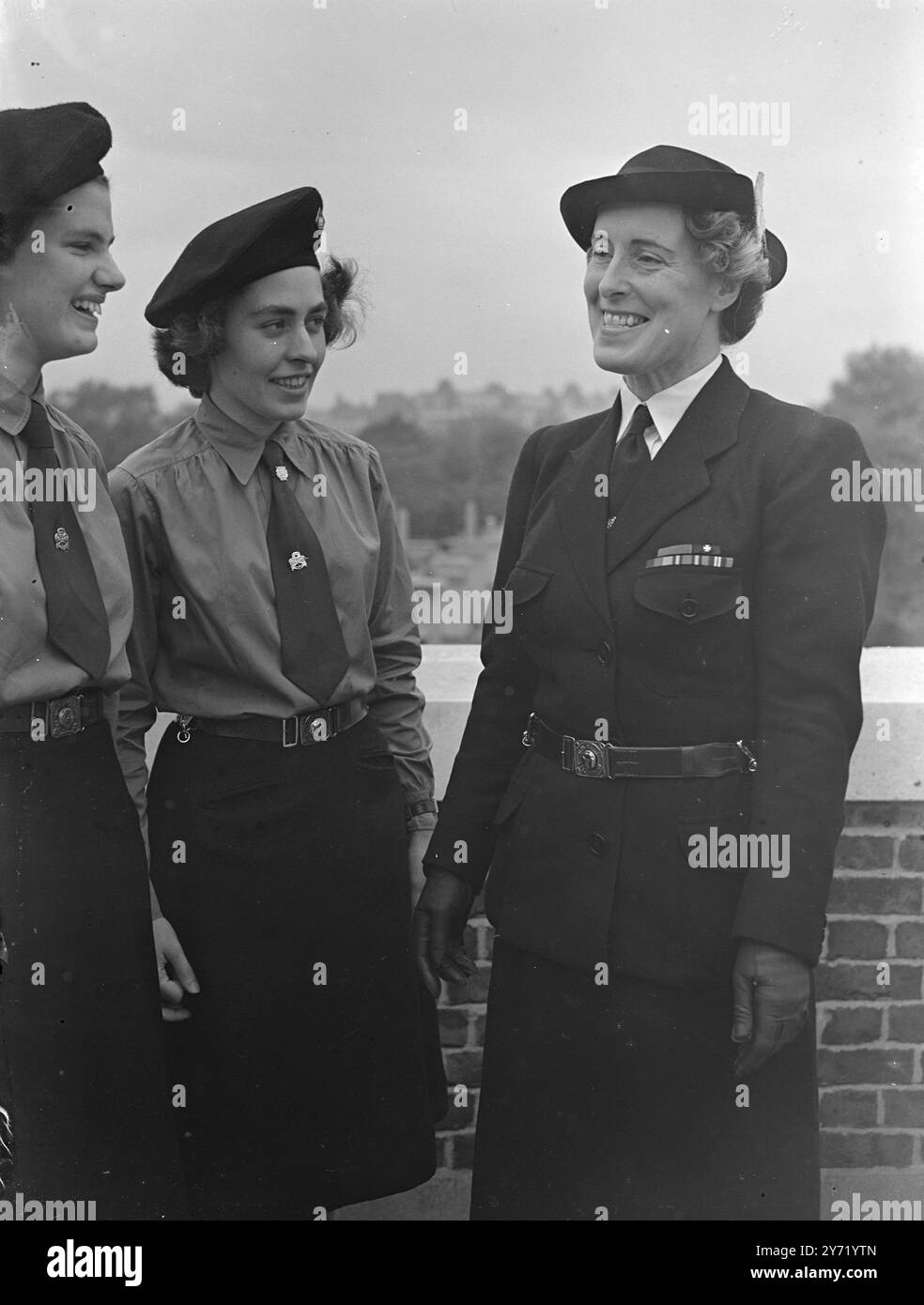 LADY SLIM NEUE REISELEITERIN Lady SLIM Frau von Sir William Slim , nahm ihre Ernennung als County Commissioner für London Girl Guides an . Sie wird die Anführerin von Londons dreißigtausend Guides sein. DAS BILD ZEIGT: Lady Slim in ihrer Girl Guides Uniform, spricht mit Miss E. CRACKNELL (rechts) und Miss E . NEALE, zwei Londoner Guiders, am Girl Guides H.Q. in London. Oktober 1948 Stockfoto