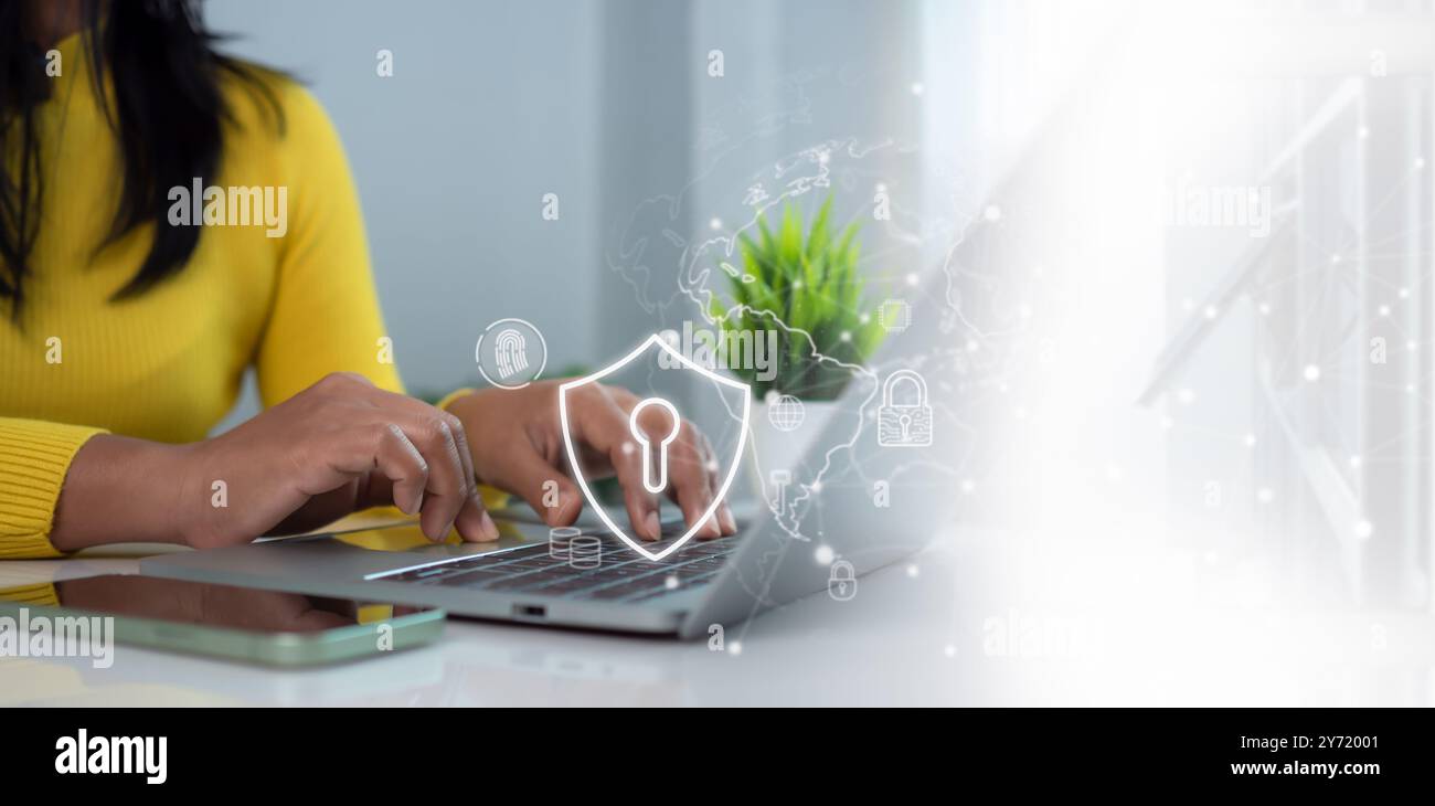 Cybersicherheit und globales Netzwerksicherheitskonzept, Geschäftsfrau schützt persönliche Daten auf Computer mit virtueller Schnittstelle, Internet-Sicherheit Stockfoto
