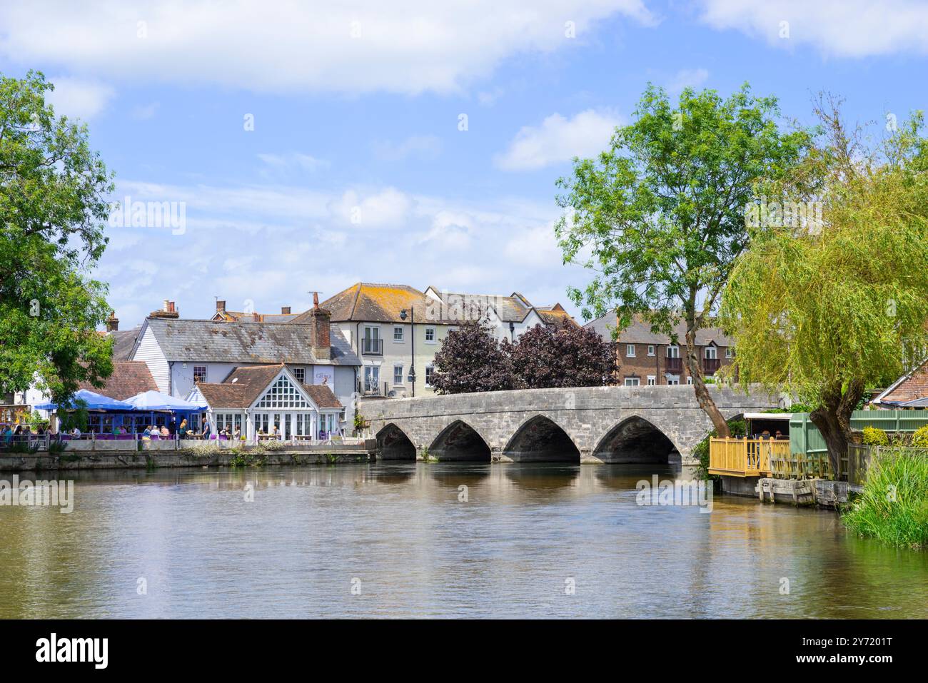 Fordingbridge Hampshire die George Gastropub und die Great Bridge über den Fluss Avon in Fordingbridge Village Hampshire England Großbritannien GB Europa Stockfoto