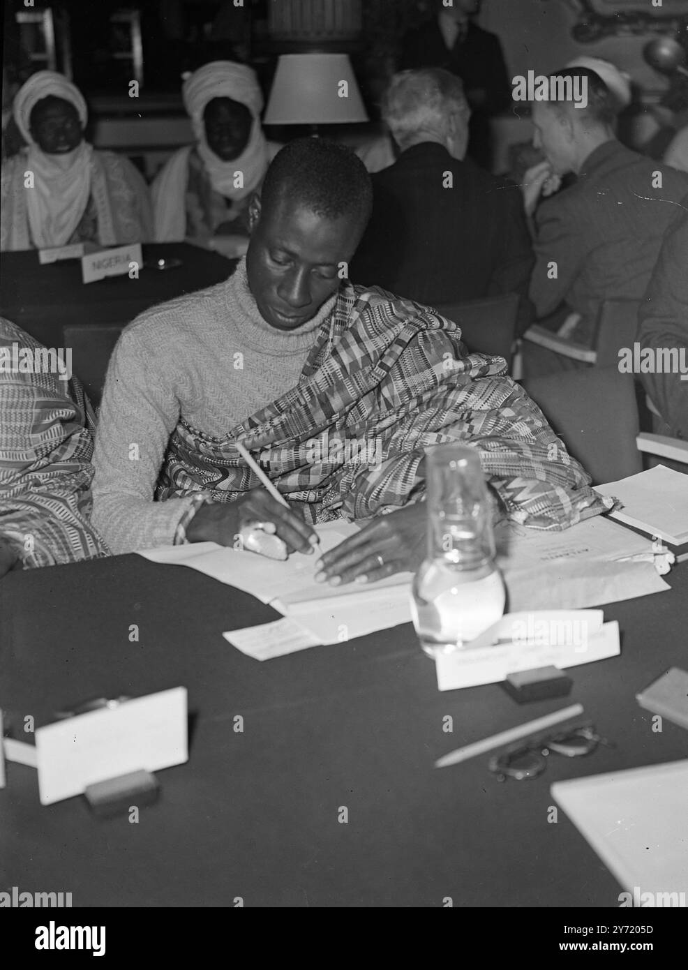 DIE AFRIKANISCHE KONFERENZ WIRD ERÖFFNET. Herr . Herbert Morrison, Lord President of the Council, eröffnete 1948 die Afrikanische Konferenz im Londoner Lancaster House. Er war Stellvertreter des Premierministers , dessen Unwohlsein ihn daran hinderte, Präsident zu werden die Konferenz stellt einen wichtigen Schritt in der Zusammenführung von Gedanken und Erfahrungen über Probleme in Afrika dar und wird von Delegierten der Legislativräte in ganz Großbritannien Afrika besucht . Sie werden die lokalen Gebietskörperschaften, die Öffentlichkeitsarbeit, die medizinische Politik, die landwirtschaftliche Entwicklung, die aktuellen wirtschaftlichen Probleme und die Mittel der wirtschaftlichen Entwicklung erörtern. Stockfoto