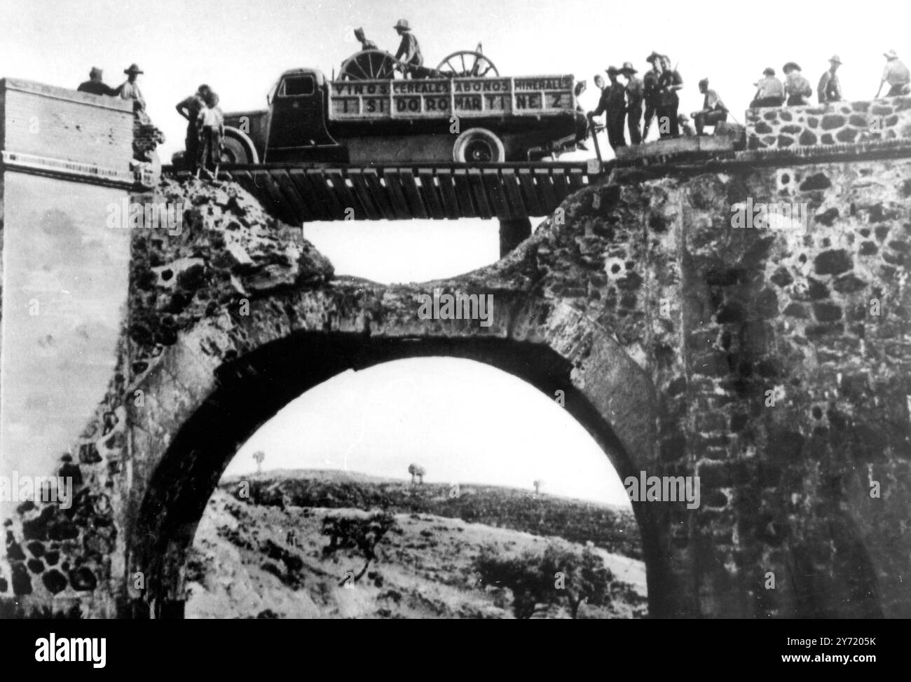 Eine Brücke bei Constantin bei Cordoba , die von den Rebellen grob mit Holzschwellen repariert und von einem improvisierten Transportwagen überquert wurde : Gegenleistung zum Versuch der Regierungsbefürworter , die Rebellen in Richtung Norden zu behindern . Dezember 1936 Stockfoto