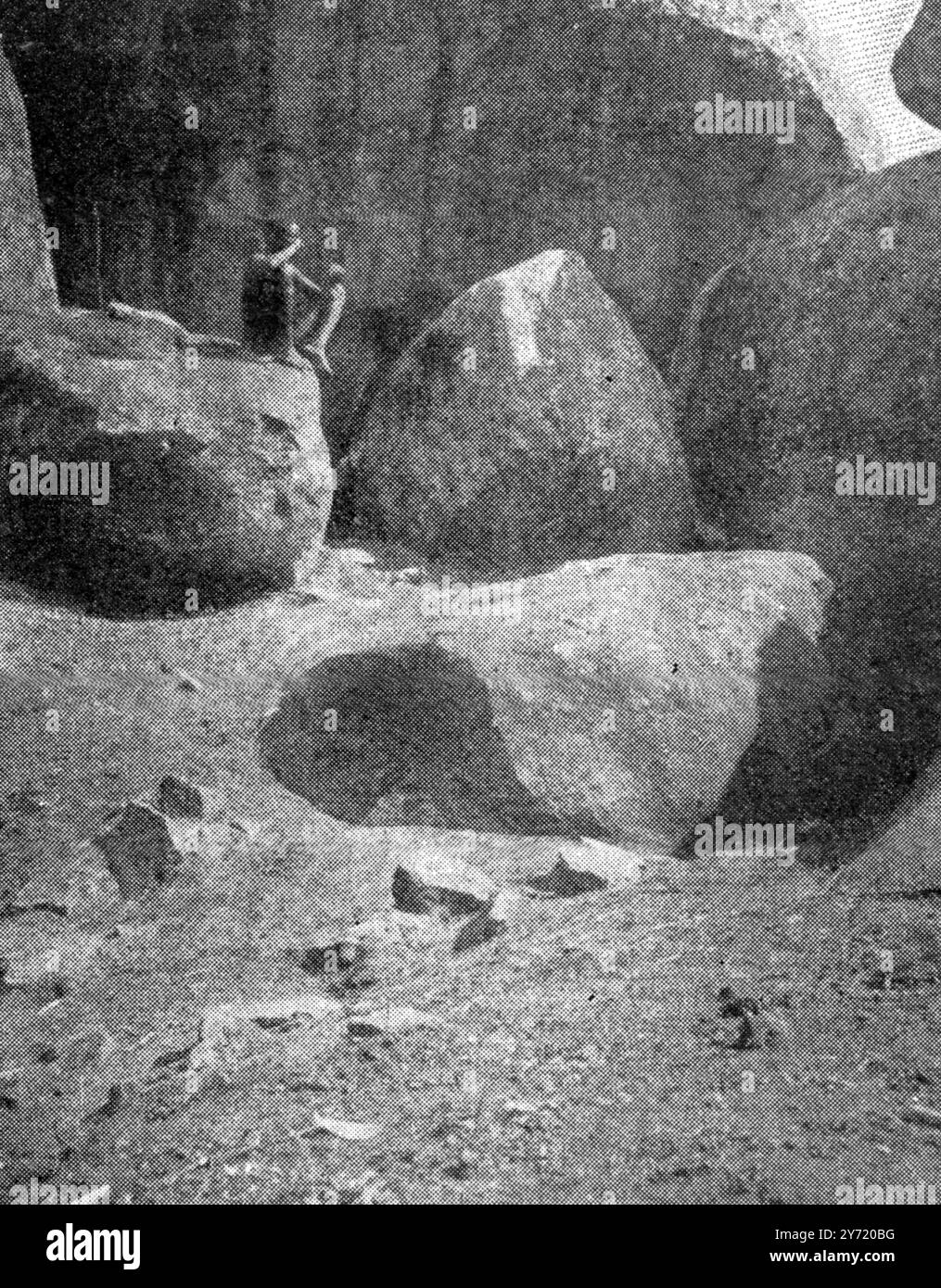 The possible Ophir : Remains of the Great Simbabwe in Rhodesien , das wahrscheinliche Goldene Schatzfeld von König Salomon . Entdeckungen von erheblichem Interesse von Mr. Hall - Eingang zur Balkonhöhle in der akropolis am 22. Oktober 1904 Stockfoto