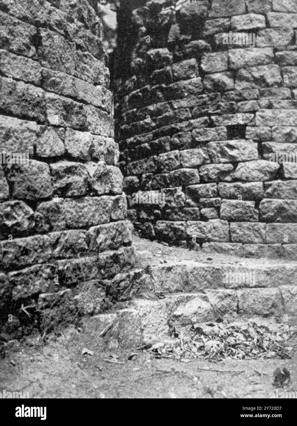 The possible Ophir : Remains of the Great Simbabwe in Rhodesien , das wahrscheinliche Goldene Schatzfeld von König Salomon . Bemerkenswerte Entdeckungen von Mr. Hall - der elliptische Tempel, der nordwestliche Eingang am 22. Oktober 1904 Stockfoto