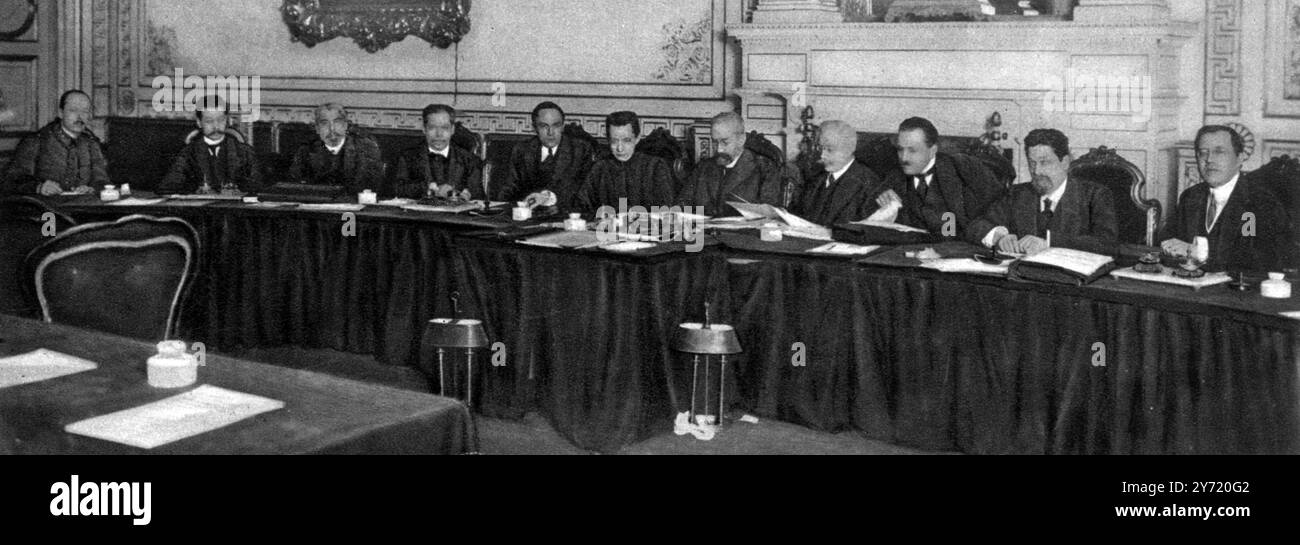 Im Feld- und Ratshalle : Russlands Minister für den Ersten Weltkrieg . " Im Namen eines freien Volkes und der Provisorischen Regierung " : Kerenski (sechster von links) und andere russische Minister auf einer Kabinettssitzung in Petrograd . 14. Juli 1917 Stockfoto