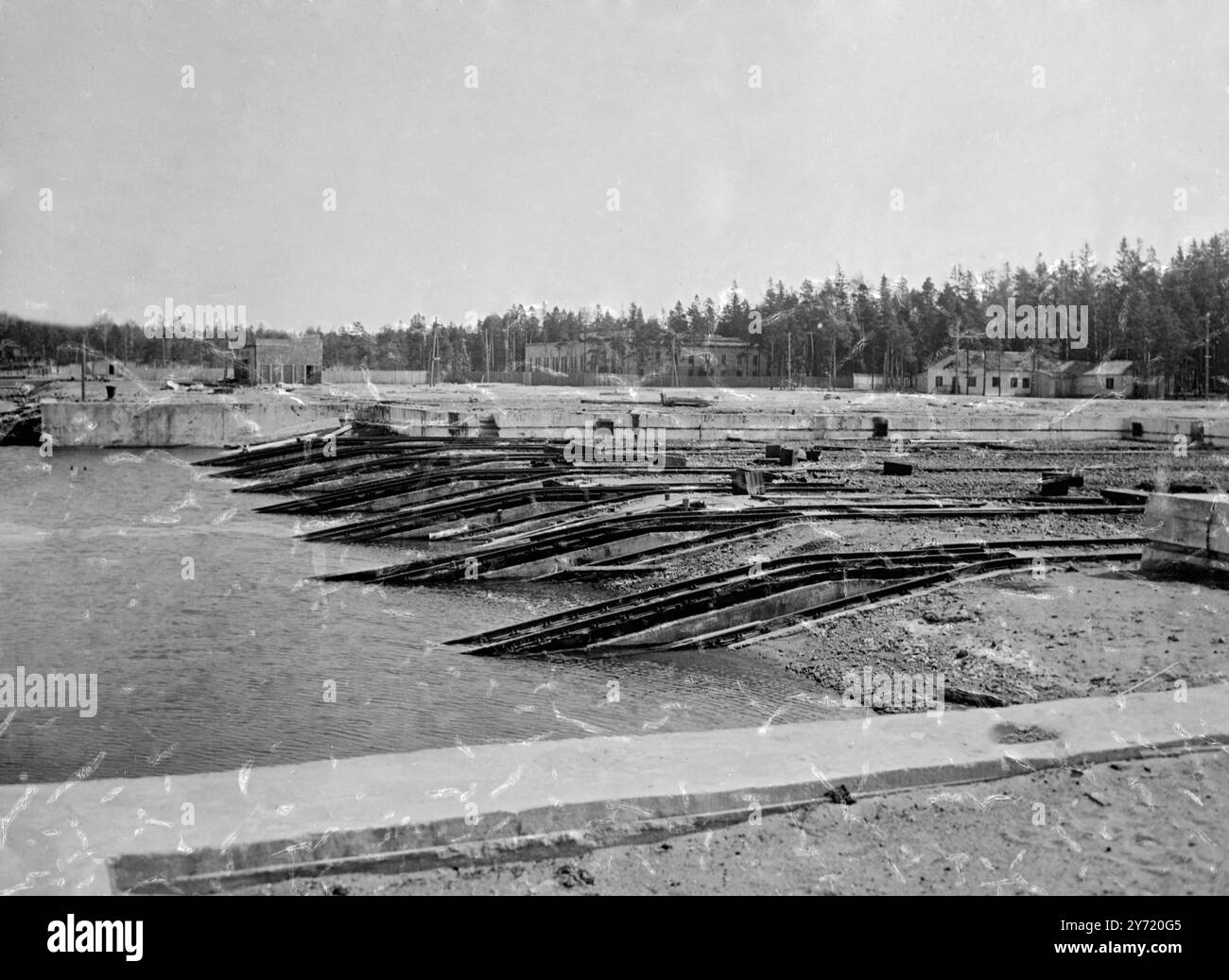 Porkkala, Finnland. Massive Betonhöfe, die jetzt leer sind, und Stahlrutschen markieren den Ort, an dem die Russen bis Anfang dieses Jahres ihre militärische Marine- und Luftwaffenbasis in Porkkala in Finnland hatten. Der Schnee ist nun geschmolzen und die Finnen können die Veränderungen sehen, die in Porkkala durch die sowjetische Besatzung bewirkt wurden. Unter den Souvenirs befand sich ein entklebtes Schiff, das früher ein sowjetisches Marinefahrzeug war, das verbrannt worden war, bevor die Russen ausliefen. 19. Mai 1956 Stockfoto