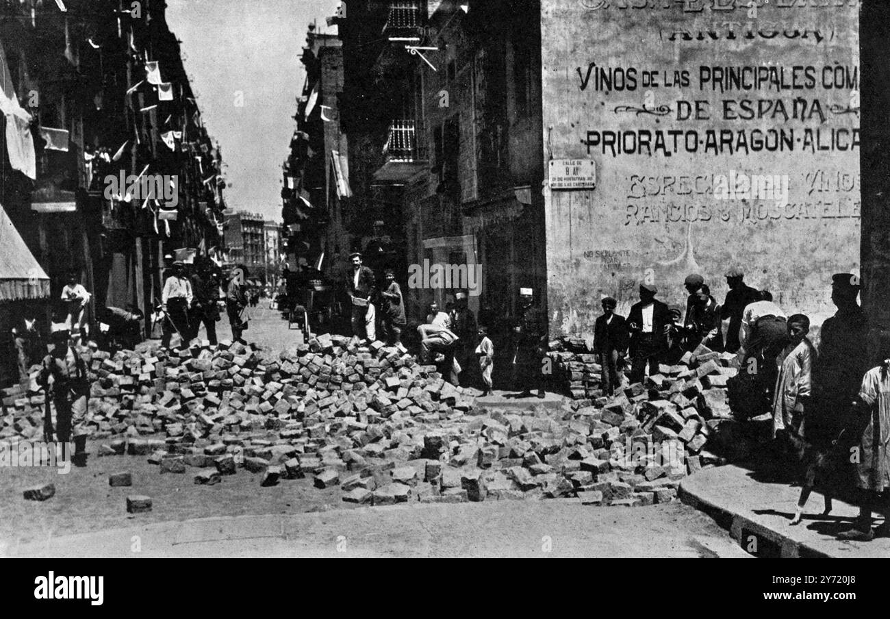 Eine Barakade aus Steinen über der Mündung einer Straße in Gracia 7. August 1909 tragische Woche (auf Katalanisch La Setmana Tràgica, Spanisch la Semana Trágica) (25. Juli - 2. August 1909) ist der Name für eine Reihe blutiger Auseinandersetzungen zwischen der spanischen Armee und den Arbeiterklassen Barcelonas und anderen Städten Kataloniens (Spanien), die von Anarchisten, Sozialisten und Republikanern unterstützt wurden, in der letzten Juliwoche 1909. Sie wurde durch den Aufruf von Reservetruppen durch Premierminister Antonio Maura verursacht, die als Verstärkung entsandt wurden, als Spanien die militärisch-koloniale A erneuerte Stockfoto