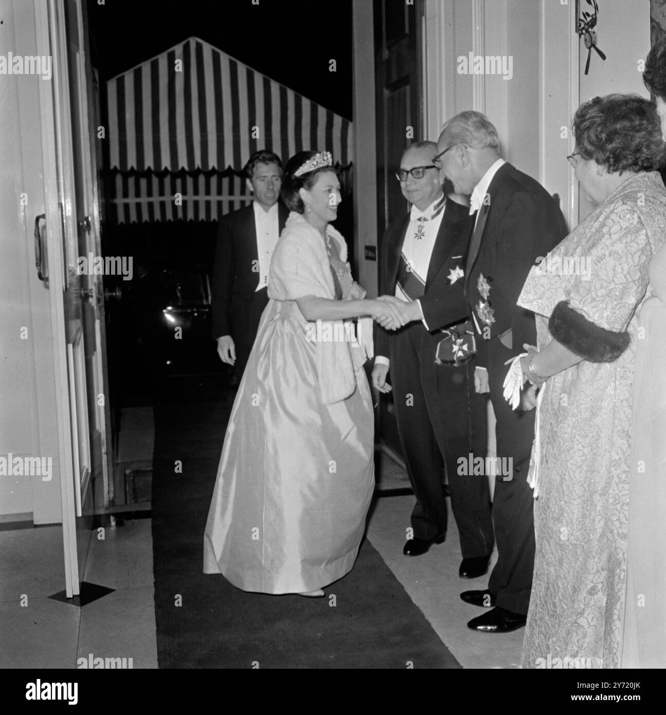 Prinzessin Margaret schüttelt die Hand mit Herrn Franz Jonas, dem Präsidenten Österreichs, bei einem Bankett in der Residenz des österreichischen Botschafters am Belgrave Square, London.19. Mai 1966 Stockfoto