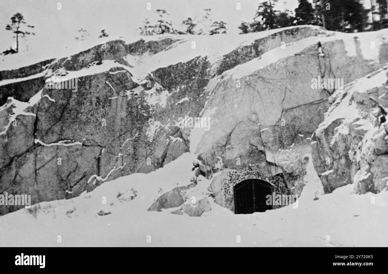 Porkkala, Finnland. Ein Bild, das von den russischen Behörden aus der Region Porkkala abgefeuert wurde, das nach Finnland zurückgegeben werden soll. Dieses Foto zeigt den Eingang zu einem Elektrizitätswerk. Der Bahnhof wurde von den Russen aus den Felsen gehauen und befindet sich auf drei Etagen. Es ist nicht bekannt, ob Maschinen und Ausrüstungen in der Station verbleiben oder nicht. 18. Januar 1956 Stockfoto