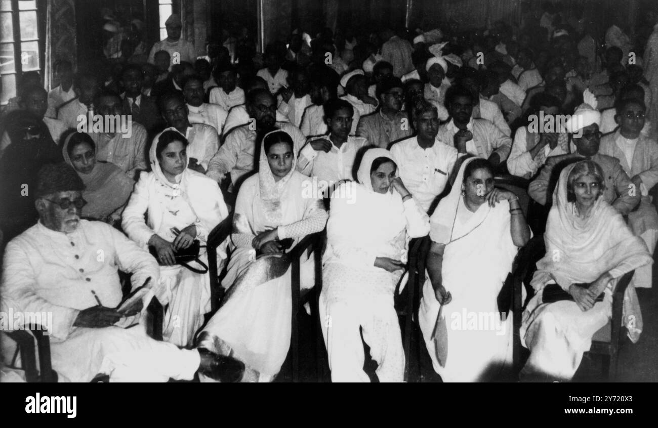 Das Foto wurde auf dem Treffen des Rates der Moslem League in Nerw Delhi aufgenommen, als die Resolution zur Annahme der neuen britischen Vorschläge zur Aufteilung Indiens in Pakistan und Industan mit nur acht Gegenstimmen verabschiedet wurde. Im Anschluss an dieses Treffen bestätigte das All-India Congress Committee die Akzeptanz des Arbeitsausschusses von 157 bis 29 und ebnete so den Weg für Verhandlungen zwischen Viscount Mountbatten, dem Vizekönig und den Parteiführern über administrative Themen. Fotoshows: Mitglieder der All-India Muslim League während des Treffens in Neu-Delhi, als die Vorschläge angenommen wurden. Weibliche Mitglieder werden in gesehen Stockfoto