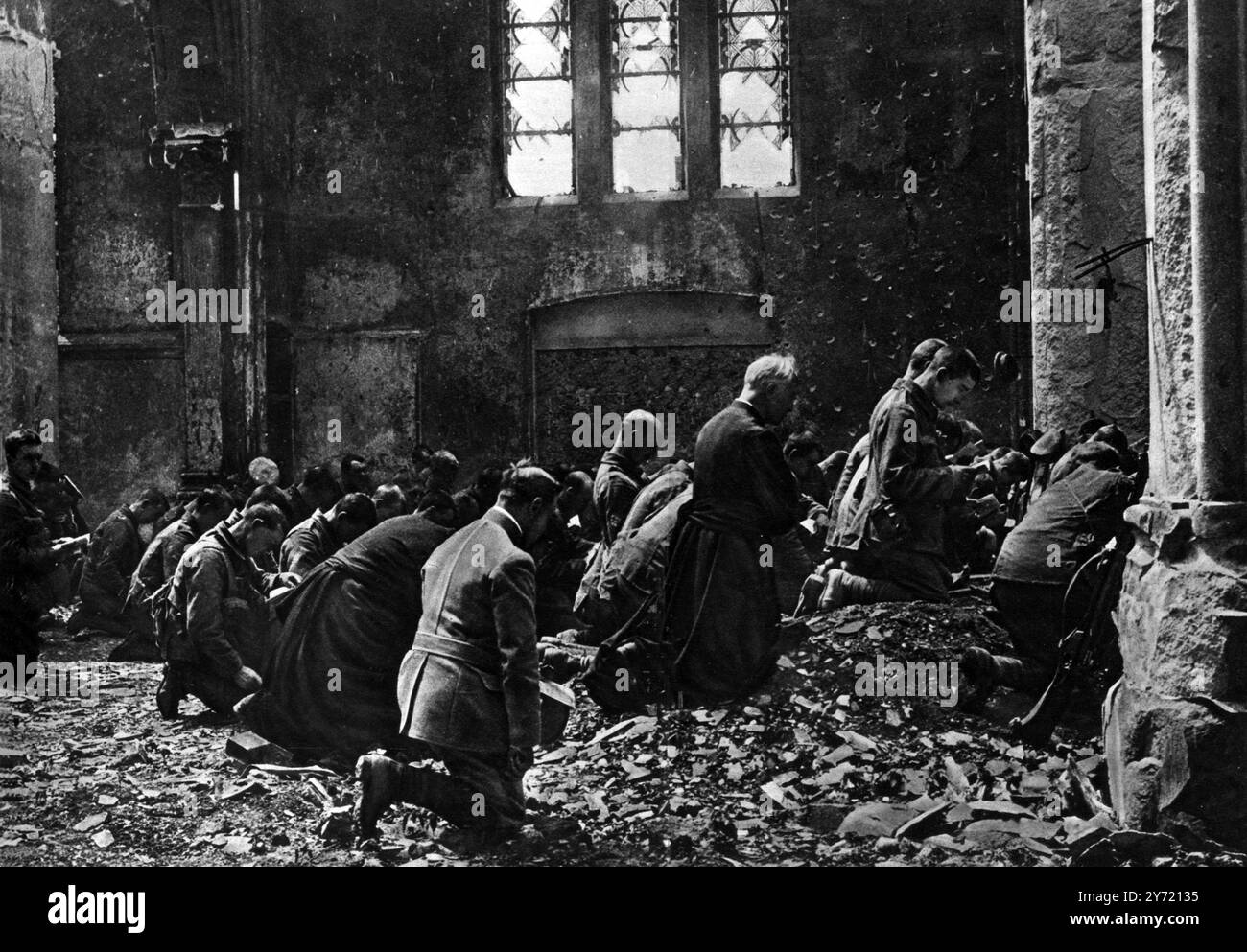 Gebet vor Battlle Ein Gottesdienst für britische Soldaten in einer von Muscheln zerrissenen Kirche in Nordfrankreich - der Dorfpriester besuchte im April 1916 Stockfoto