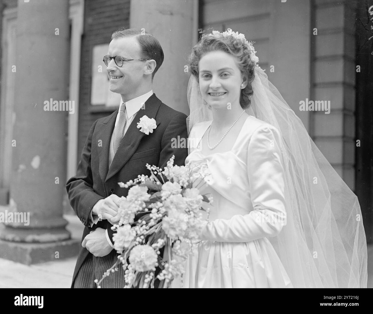 BISCHOF BARNES SOHN IST MIT MR. E. JOHN W. VERHEIRATET Barnes , älterer Sohn von Dr. Ernest William Barnes , dem rechten Bischof von Birmingham , war heute Nachmittag in der St. Peter's Church, Vere Street, London, mit Miss Cynthia Stewart verheiratet, der einzigen Tochter von Sir Herbert Ray Stewart, Landwirtschaftsberater des britischen Büros im Nahen Osten in Kairo, und Lady Stewart. Der Bräutigam hält einen Termin in der britischen Botschaft in Washington. DAS BILD ZEIGT: Die lächelnde Braut und der Bräutigam verlassen St. Peter's Church , Vere Street . 1. April 1948 Stockfoto