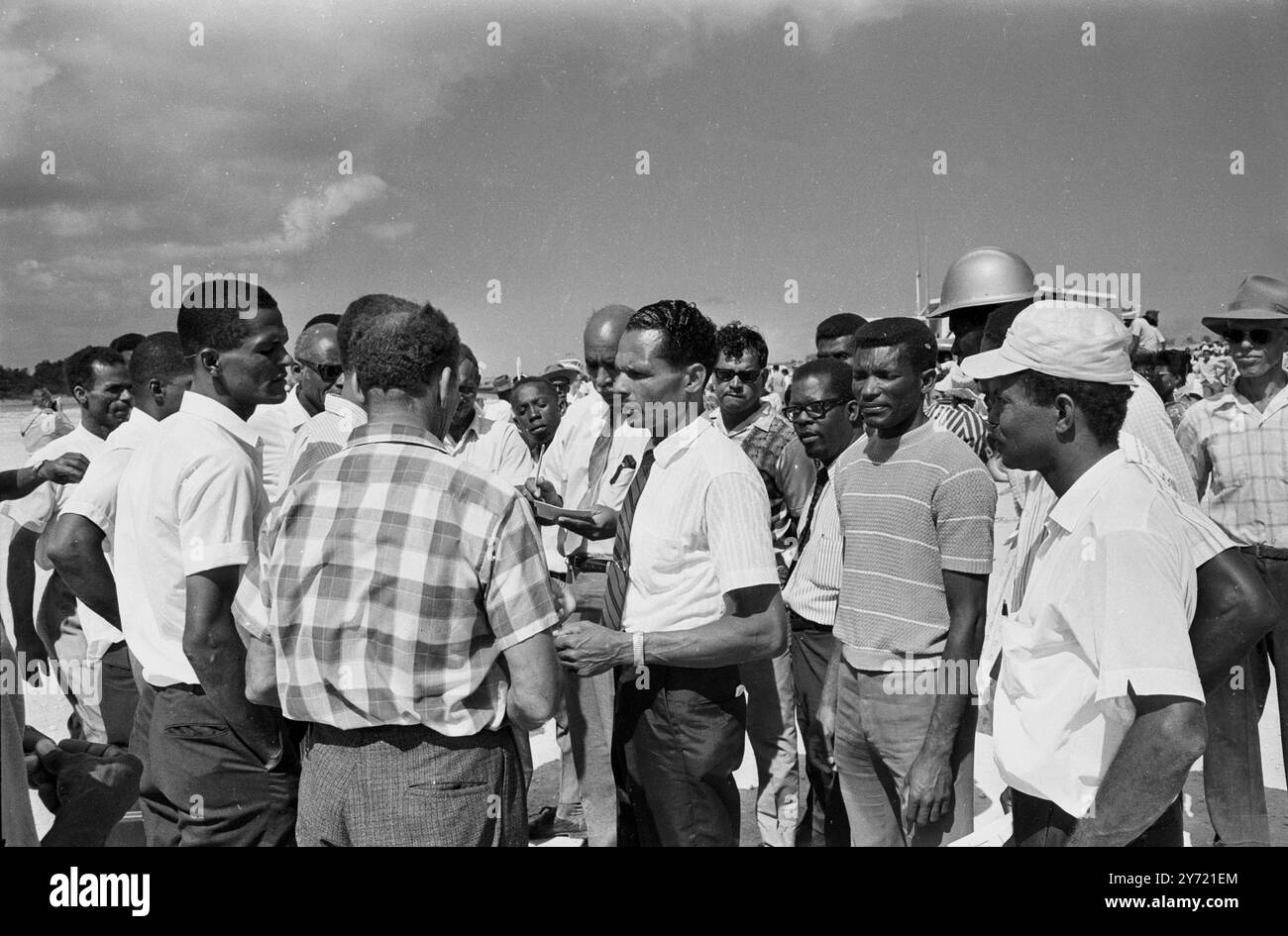 Anguilla , British West Indies : Ronald Webster ( Mitte ) , der selbsternannte Präsident von Anguilla , wird von den Inselbewohnern begrüßt , als er am 27 . März 1969 von seinem Besuch in New York auf der Insel ankommt . Herr Webster kehrte zu Gesprächen mit Lord Caradon , Ständiger britischer Vertreter bei der UNO zurück , die beiden Männer hatten fünf getrennte Treffen , nach denen Lord Caradon zuversichtlich war , dass eine "vorübergehende Vereinbarung " zur Rückkehr der Insel zur Normalität nahe sei . . . . . . . . . . . . . . . . . . . . . . . . . . . . . . . . Stockfoto