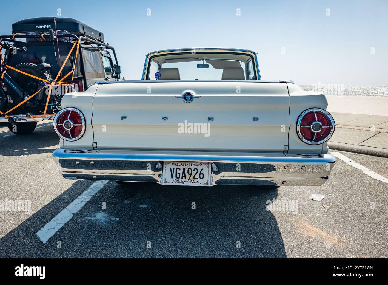 Gulfport, MS - 03. Oktober 2023: Hochperspektivische Rückansicht eines Ford Falcon Ranchero Pickups aus dem Jahr 1965 auf einer lokalen Autoshow. Stockfoto