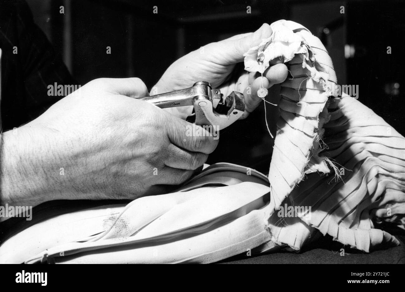 Die neuen Moden von Christian Dior , die in dieses Land geflogen wurden , werden jetzt im Savoy Hotel ausgepresst und sind bereit für die Modeschau dort . Jedes Kostüm ist mit einem speziellen Siegel versehen , und nachdem die Show nach Paris zurückgebracht wird , hat die fünf Tonnen schwere Kollektion einen Wert von 27 000 £ . Sehen Sie hier eines der Zollsiegel. 24. April 1950 Stockfoto