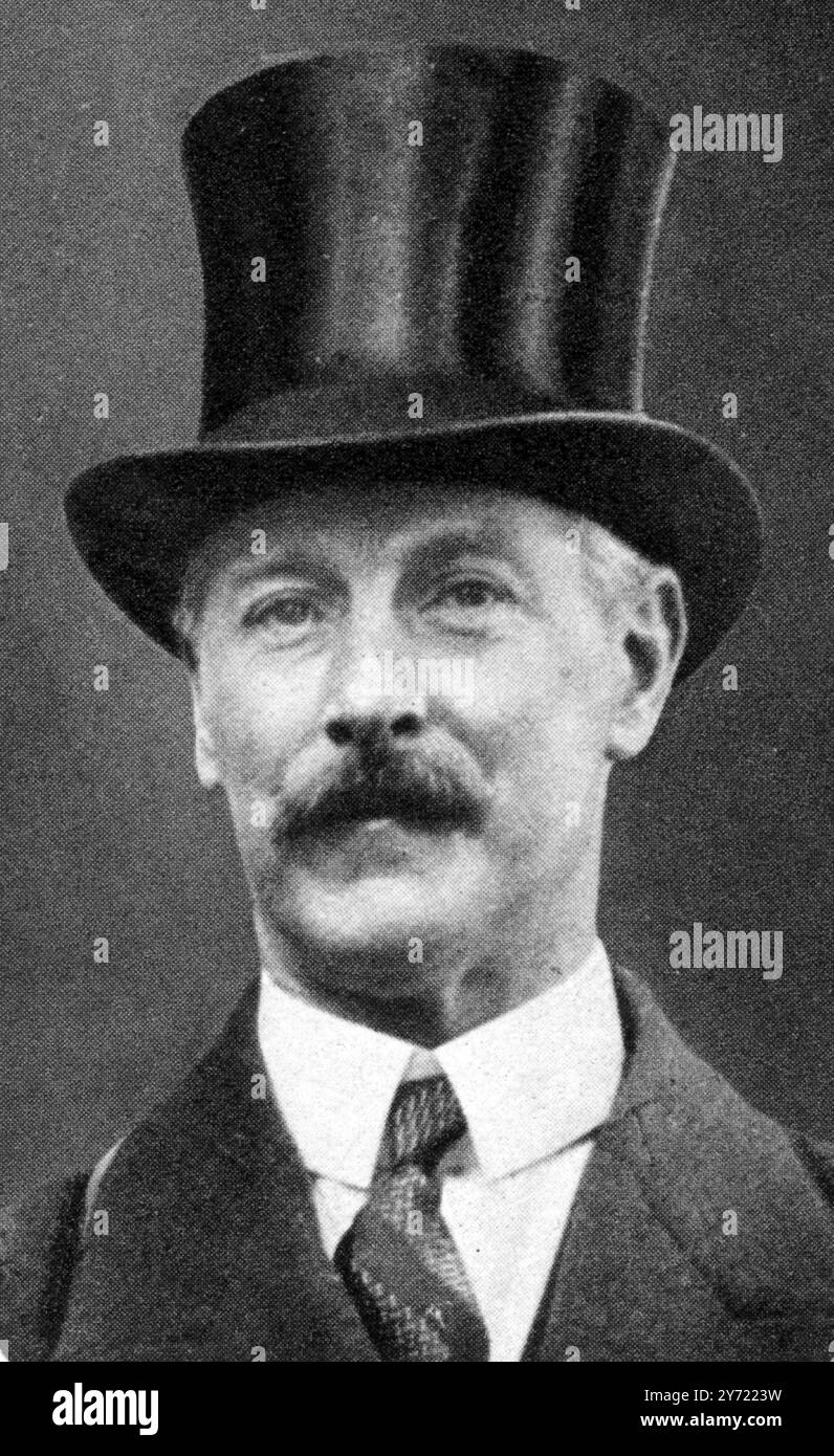 Sir Cecil Chubb, BT-Moderator von Stonehenge bei der Nation. 1915 fuhr er von Salisbury aus mit dem Auto, als er eine große Menschenmenge um Stonehenge sah und eine Auktion der Steine fand . Er schloss sich der Ausschreibung an und sicherte sich das Anwesen und präsentierte Stonehenge 1918 der Nation Stockfoto