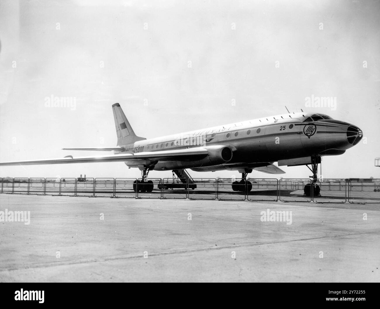 Auf dem Rollfeld des Londoner Flughafens steht das Flugzeug , mit dem der sowjetische Polizeichef Serov nach London flog , um Sicherheitsvorkehrungen für den bevorstehenden Besuch von Bulganin und Chruschtschow zu treffen . Das Flugzeug ist ein Flugzeug mit zwei Düsen, zivile Version des russischen Bombers vom 22. März 1956 Tupolew Tu-104 Stockfoto