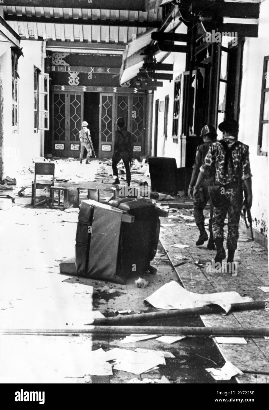 Nachwirkungen in der kommunistischen chinesischen Botschaft Djakarta, Indonesien; indonesische Truppen untersuchen das zerstörte Innere des Gebäudes der kommunistischen chinesischen Botschaft hier, nachdem es am 15. April von indonesischen chinesischen Demonstranten angegriffen wurde . Die Demonstranten versprachen Unterstützung für Generalleutnant Suhartos neues Regime, indem sie sich in das Gebäude stürzten, Fenster und Türen zertrümmerten und Möbel und Dokumente in Brand setzten. 18. April 1966 Stockfoto
