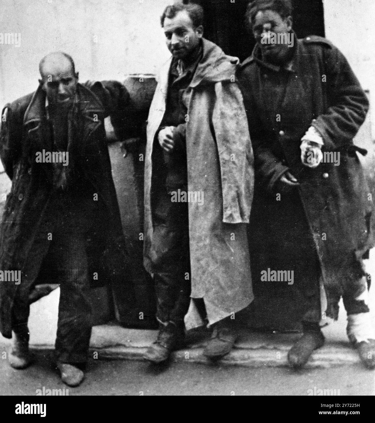 158 Gefangene Guerillas marschierten durch die Straßen von Salonica , auf denen sich fast die gesamte Stadtbevölkerung versammelt hatte, um die erbeuteten Überreste der fünfhundertachtzig Mann starken Bande zu bohren , die drei Nächte zuvor das Feuer eröffnet und die Stadt beschossen hatte . Nach drei Tagen Kämpfen war die Band fast vollständig ausgerottet . 164 Leichen wurden aus Schluchten , Berghängen und Wäldern gesammelt , durch die die Band verzweifelt versucht hatte zu fliehen . Unter den Gefangenen waren eine Reihe hochrangiger Guerillachefs und neun Frauen . Hier sehen wir ein paar der verwundeten Guerillas, die Shor gesehen haben Stockfoto